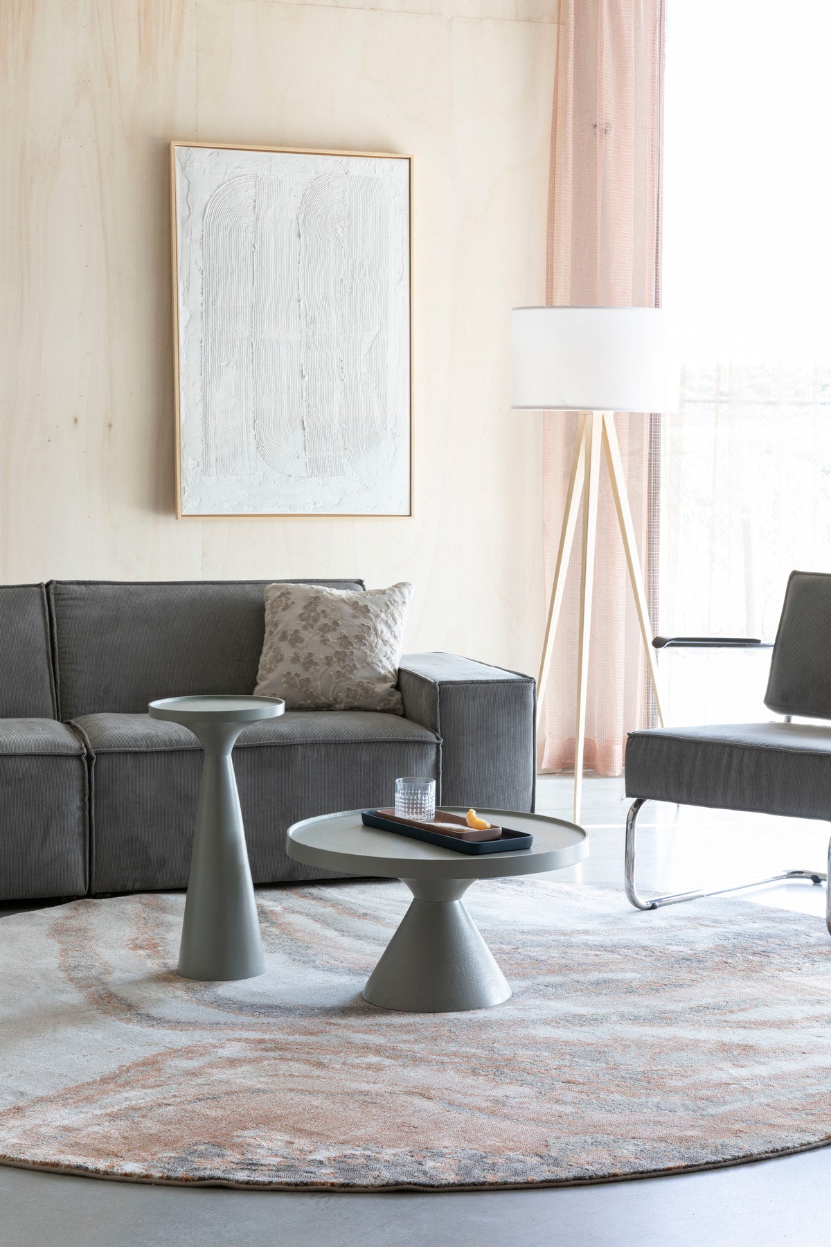 Beistelltisch Floss in Grau präsentiert im Onlineshop von KAQTU Design AG. Beistelltisch ist von Zuiver