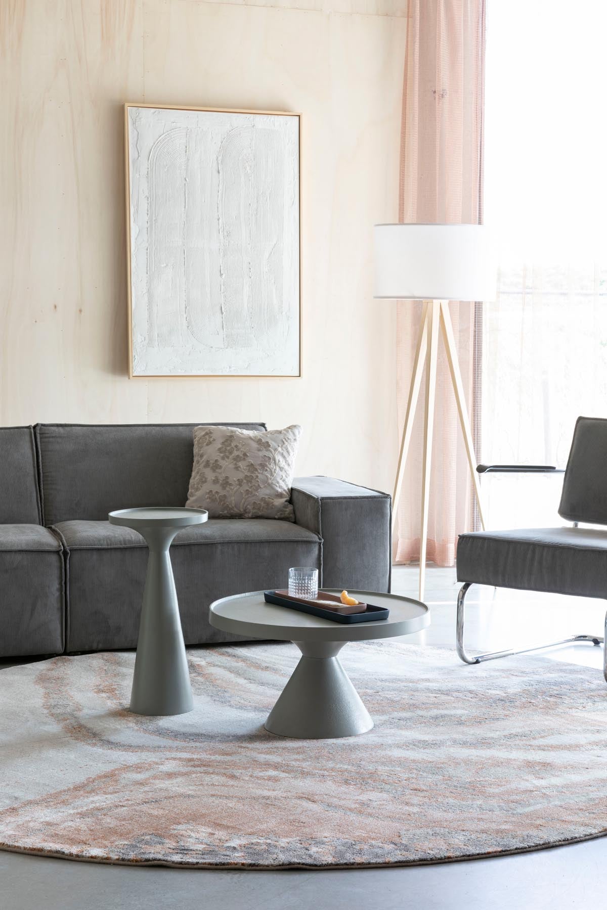 Beistelltisch Floss in Grau präsentiert im Onlineshop von KAQTU Design AG. Beistelltisch ist von Zuiver