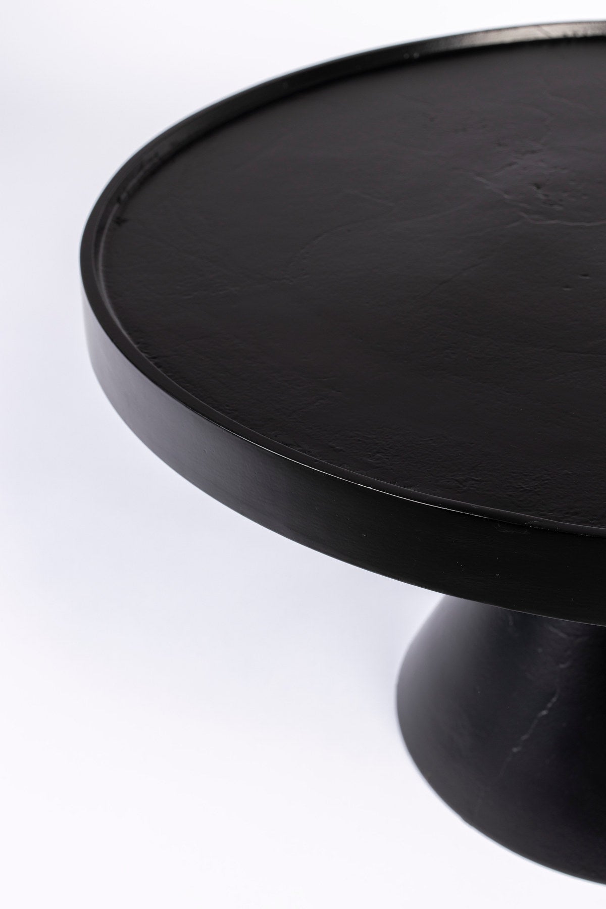 Beistelltisch Floss in Schwarz präsentiert im Onlineshop von KAQTU Design AG. Beistelltisch ist von Zuiver