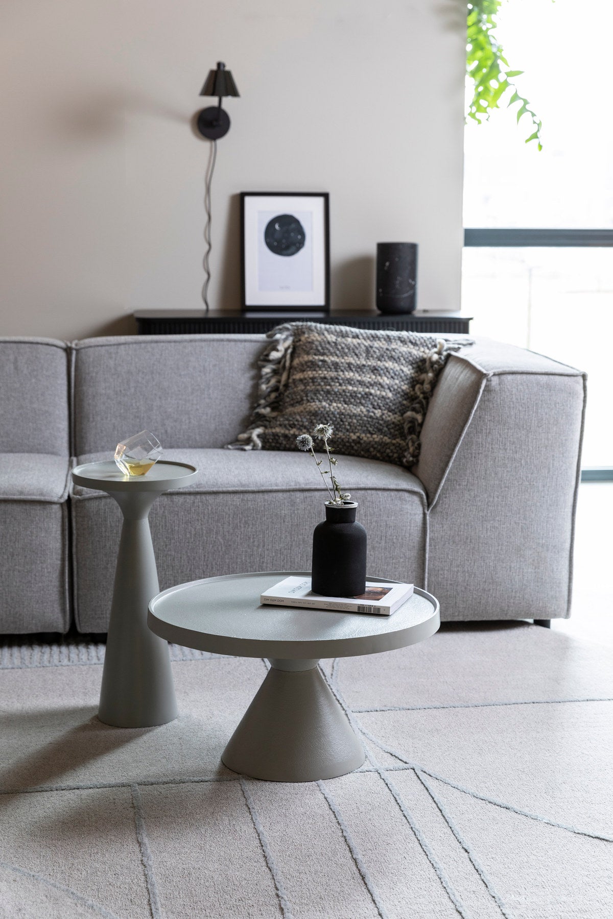 Beistelltisch Floss in Grau präsentiert im Onlineshop von KAQTU Design AG. Beistelltisch ist von Zuiver