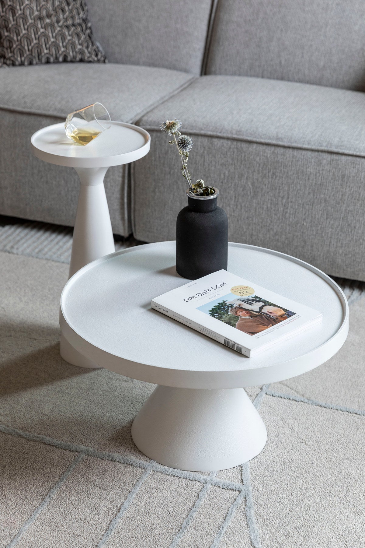 Beistelltisch Floss in Weiss präsentiert im Onlineshop von KAQTU Design AG. Beistelltisch ist von Zuiver