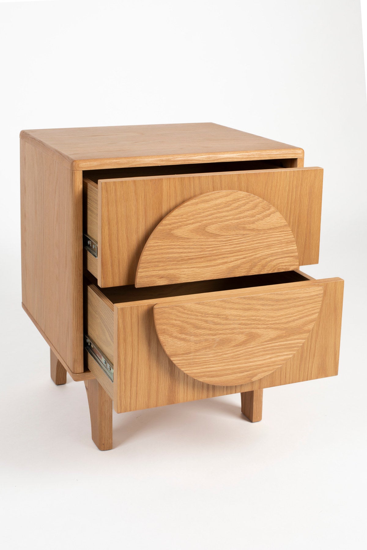 Beistelltisch / Bedstand Groove in Natural Oak präsentiert im Onlineshop von KAQTU Design AG. Beistelltisch ist von Zuiver