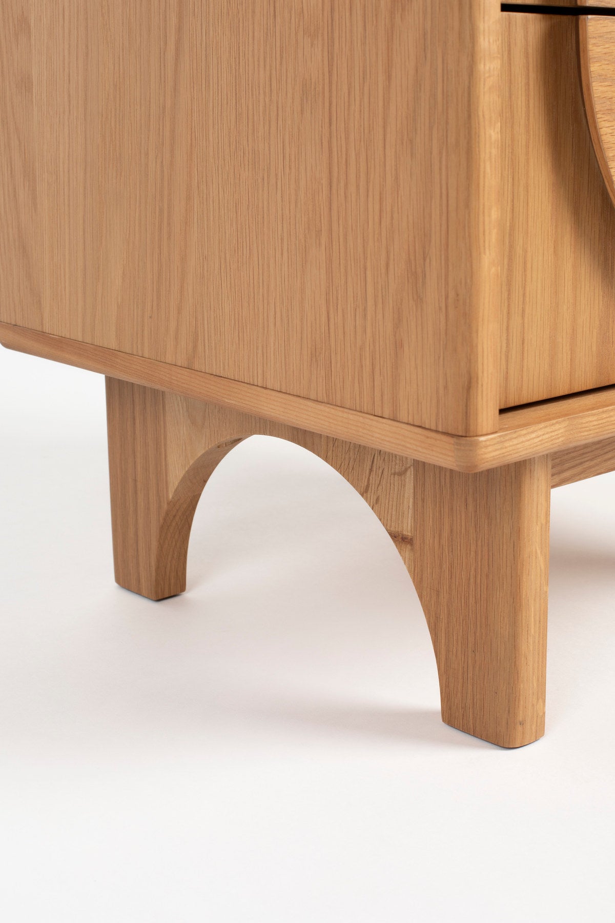 Beistelltisch / Bedstand Groove in Natural Oak präsentiert im Onlineshop von KAQTU Design AG. Beistelltisch ist von Zuiver