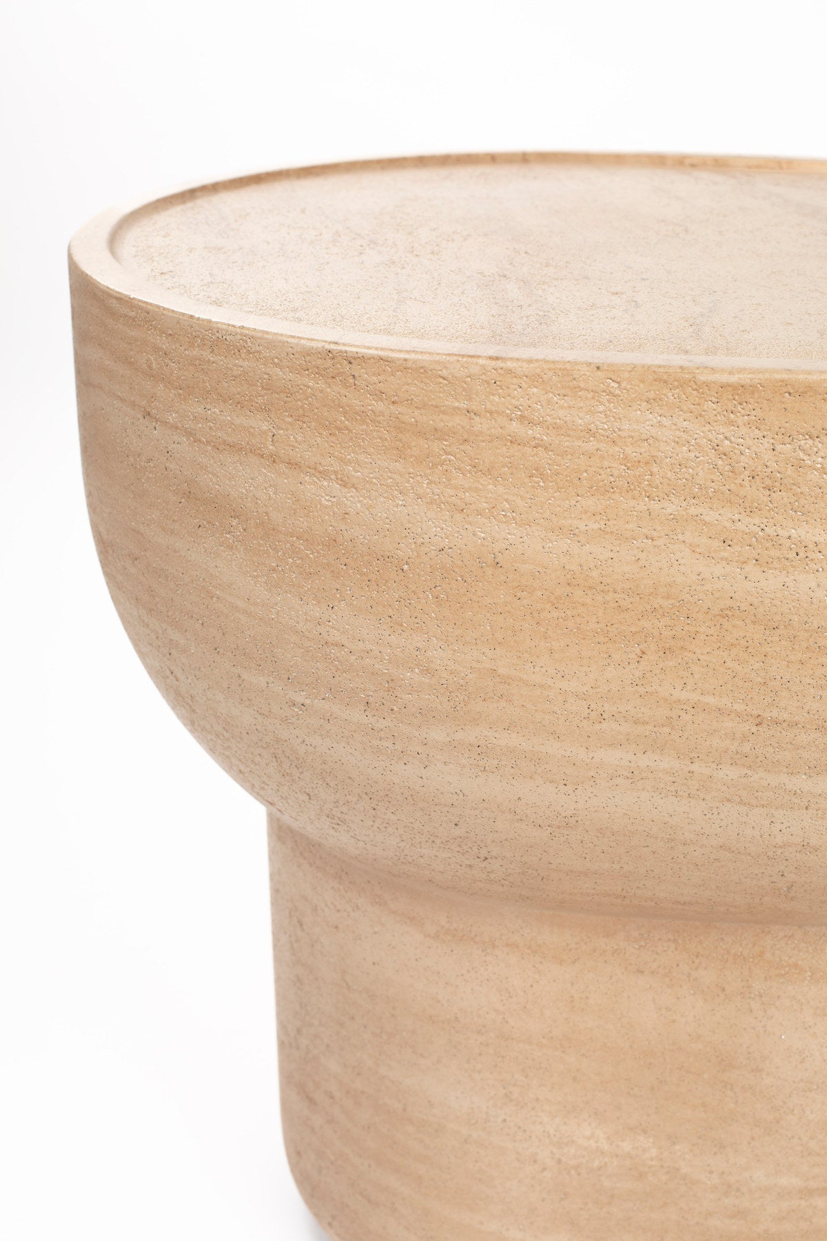 Edler Beistelltisch Oval in beige präsentiert im Onlineshop von KAQTU Design AG. Beistelltisch ist von Zuiver