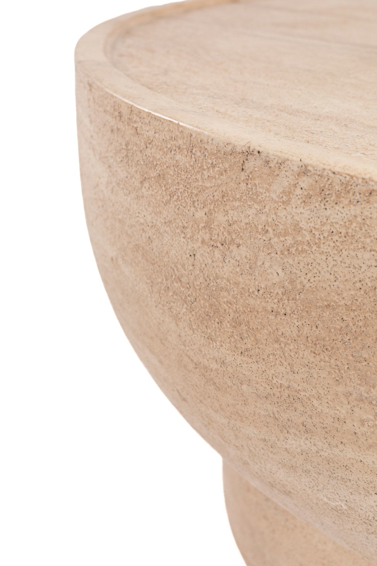 Edler Couchtisch rund in beige präsentiert im Onlineshop von KAQTU Design AG. Couchtisch ist von Zuiver