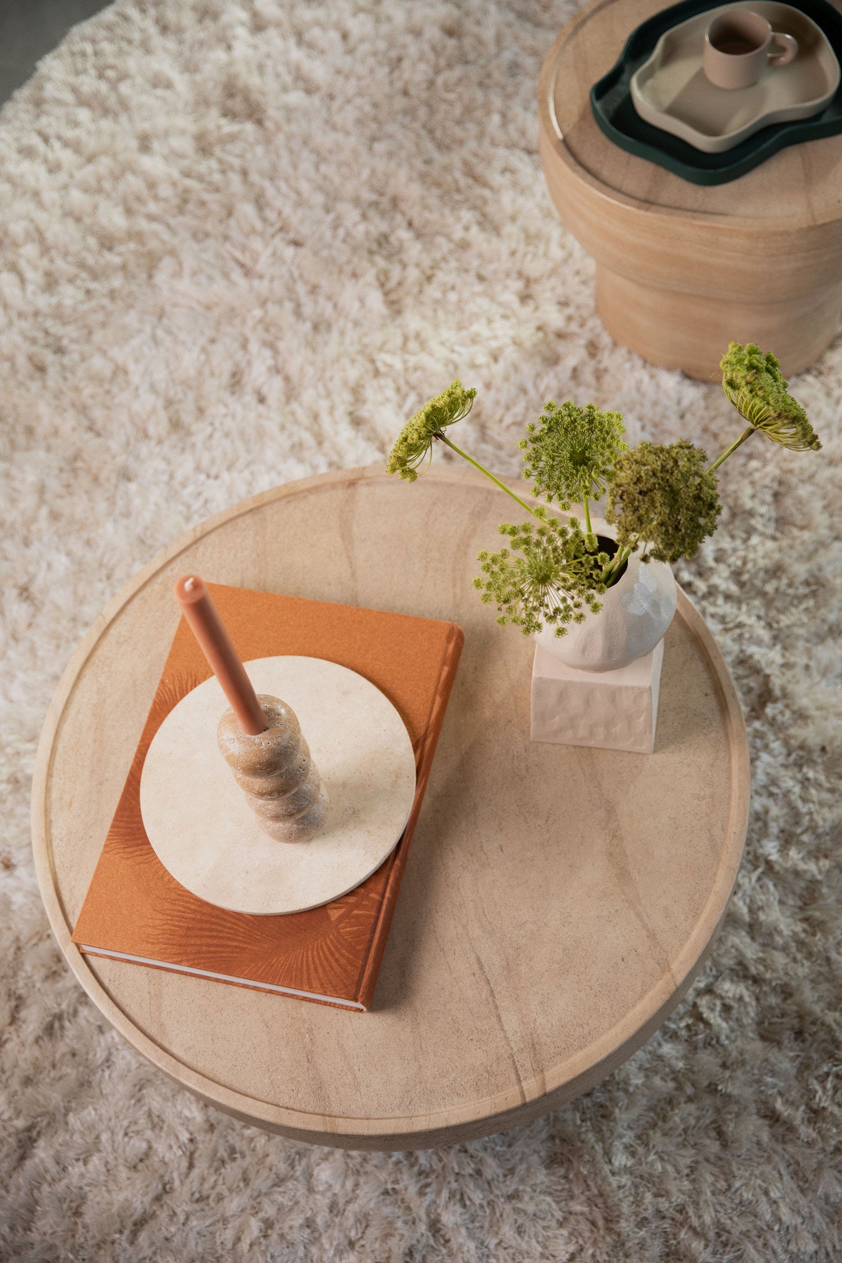 Edler Couchtisch rund in beige präsentiert im Onlineshop von KAQTU Design AG. Couchtisch ist von Zuiver