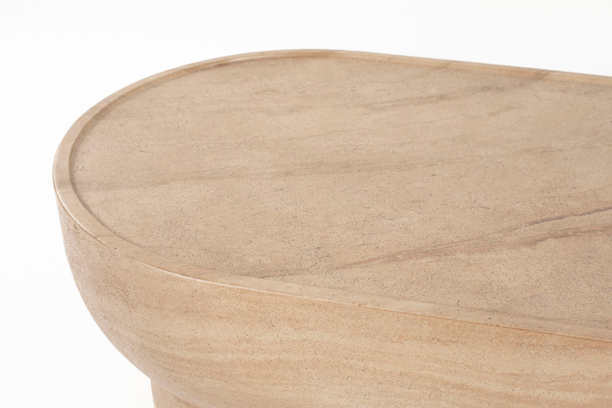 Edler Couchtisch Oval in beige präsentiert im Onlineshop von KAQTU Design AG. Couchtisch ist von Zuiver