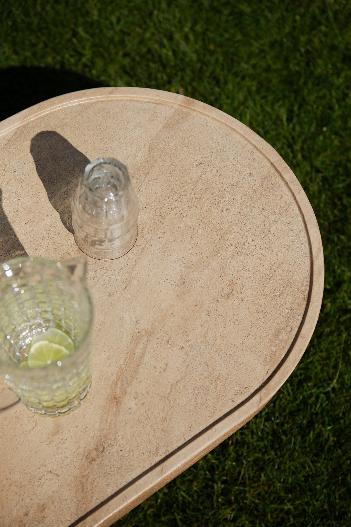 Edler Couchtisch Oval in beige präsentiert im Onlineshop von KAQTU Design AG. Couchtisch ist von Zuiver