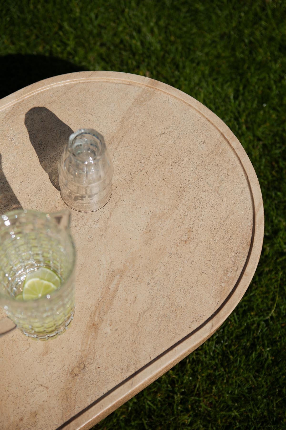 Edler Couchtisch Oval in beige präsentiert im Onlineshop von KAQTU Design AG. Couchtisch ist von Zuiver