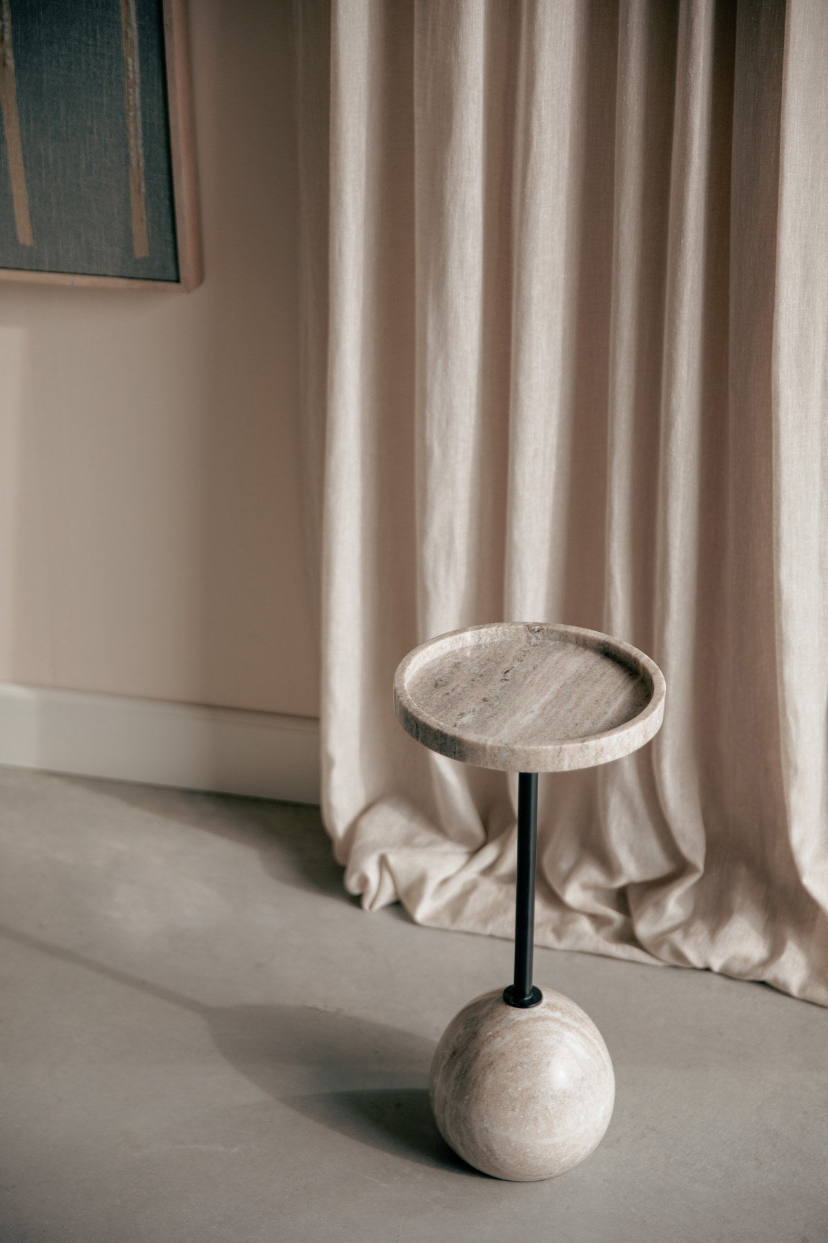 Cocktail-Beistelltisch in Grau präsentiert im Onlineshop von KAQTU Design AG. Beistelltisch ist von Zuiver