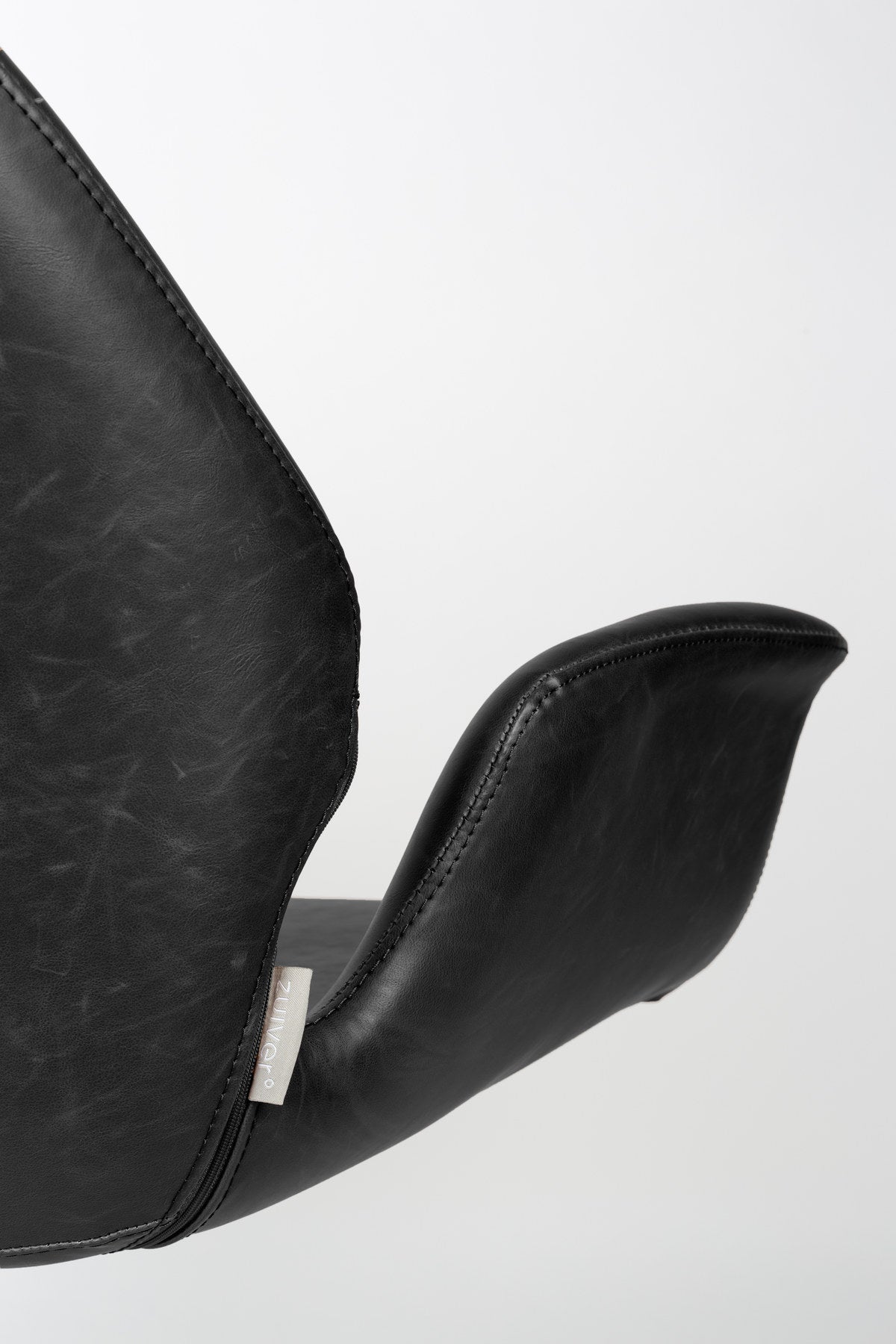 Lounge Sessel Nikki in Schwarz präsentiert im Onlineshop von KAQTU Design AG. Sessel mit Armlehnen ist von Zuiver