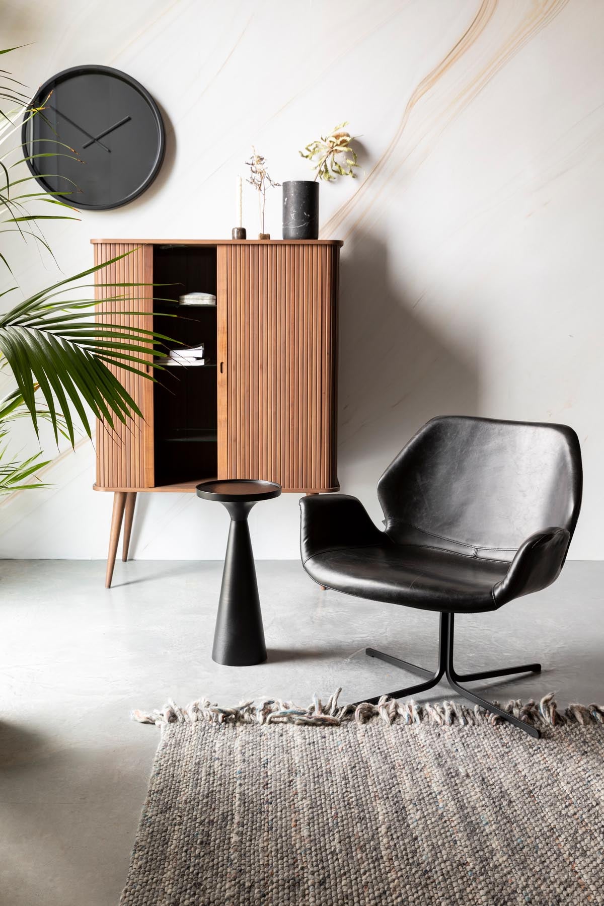 Lounge Sessel Nikki in Schwarz präsentiert im Onlineshop von KAQTU Design AG. Sessel mit Armlehnen ist von Zuiver