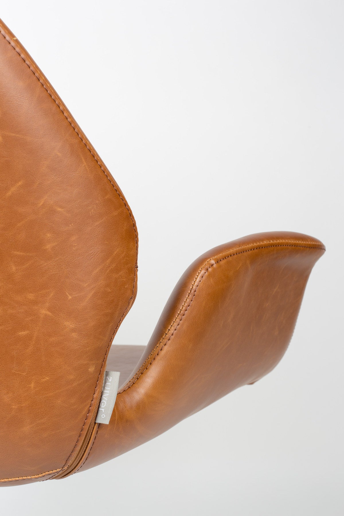 Lounge Sessel Nikki in Braun präsentiert im Onlineshop von KAQTU Design AG. Sessel mit Armlehnen ist von Zuiver