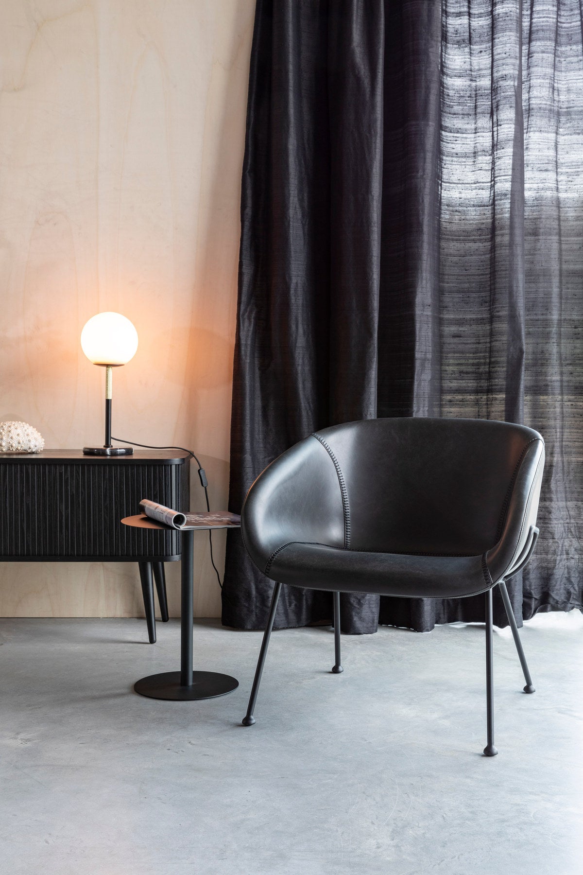 Lounge Sessel Feston in Schwarz präsentiert im Onlineshop von KAQTU Design AG. Sessel mit Armlehnen ist von Zuiver