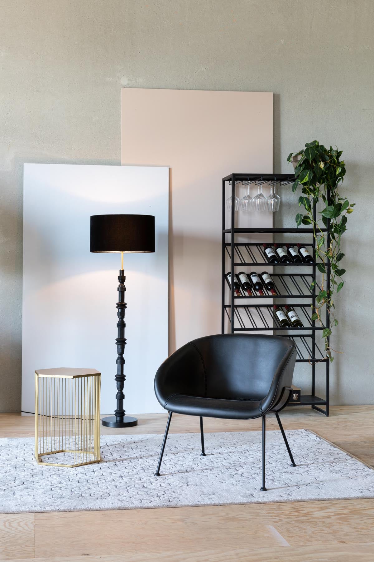 Lounge Sessel Feston in Schwarz präsentiert im Onlineshop von KAQTU Design AG. Sessel mit Armlehnen ist von Zuiver