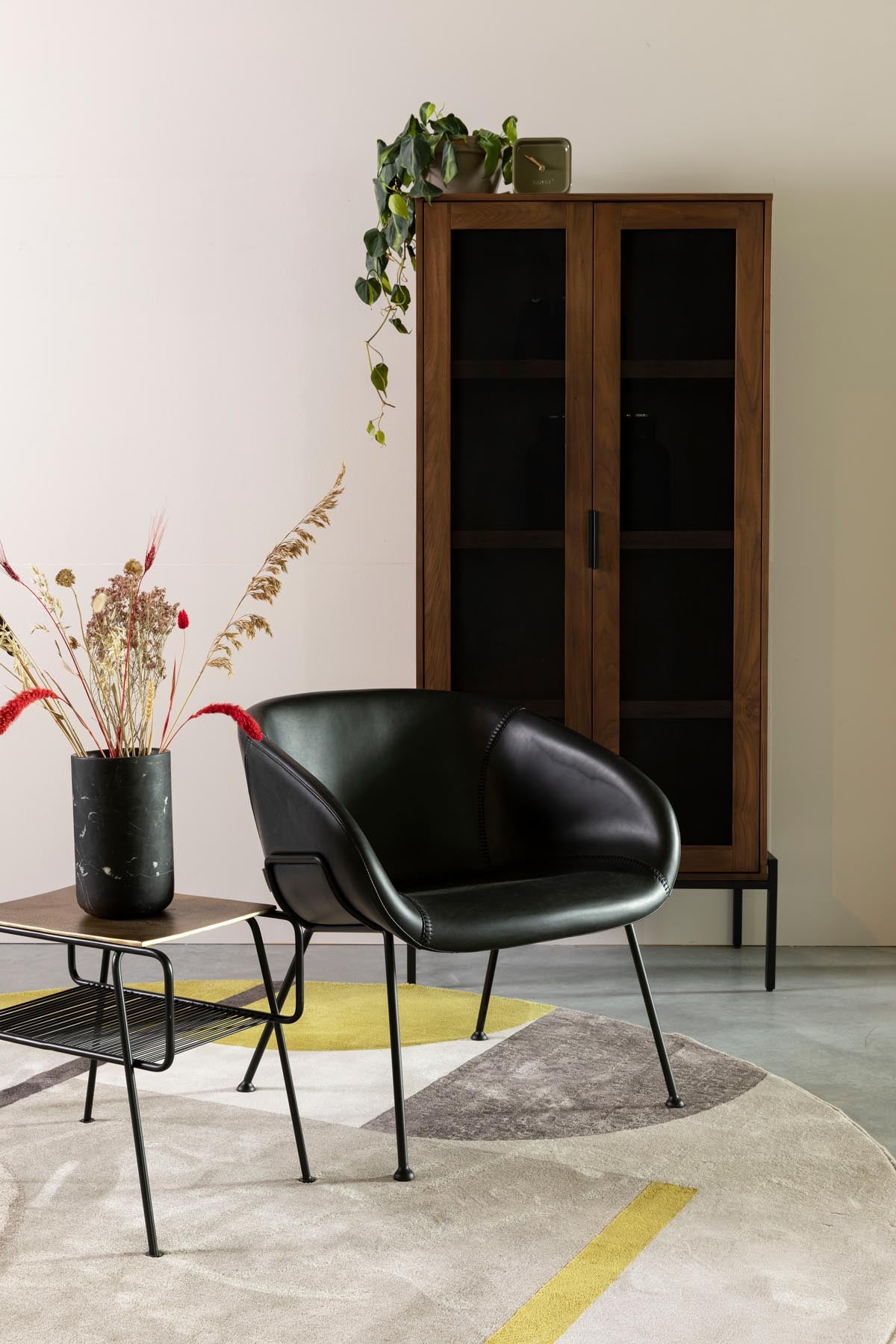 Lounge Sessel Feston in Schwarz präsentiert im Onlineshop von KAQTU Design AG. Sessel mit Armlehnen ist von Zuiver