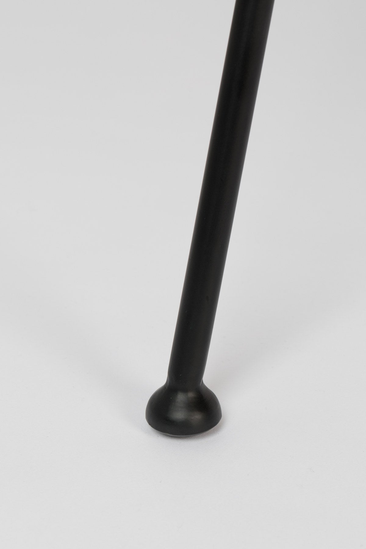 Lounge Sessel Feston in Braun präsentiert im Onlineshop von KAQTU Design AG. Sessel mit Armlehnen ist von Zuiver