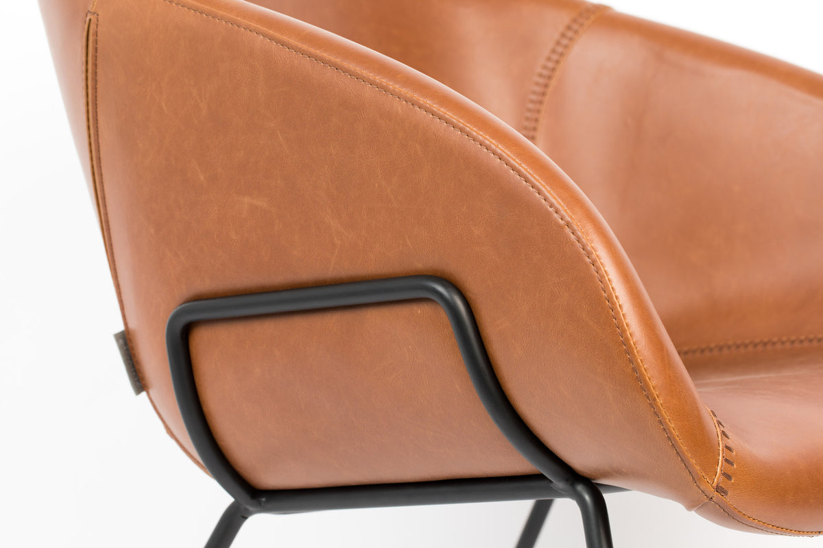 Lounge Sessel Feston in Braun präsentiert im Onlineshop von KAQTU Design AG. Sessel mit Armlehnen ist von Zuiver