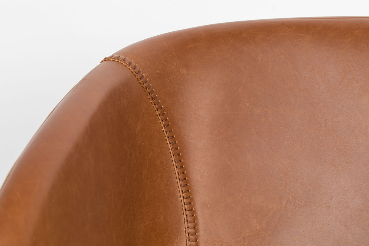 Lounge Sessel Feston in Braun präsentiert im Onlineshop von KAQTU Design AG. Sessel mit Armlehnen ist von Zuiver