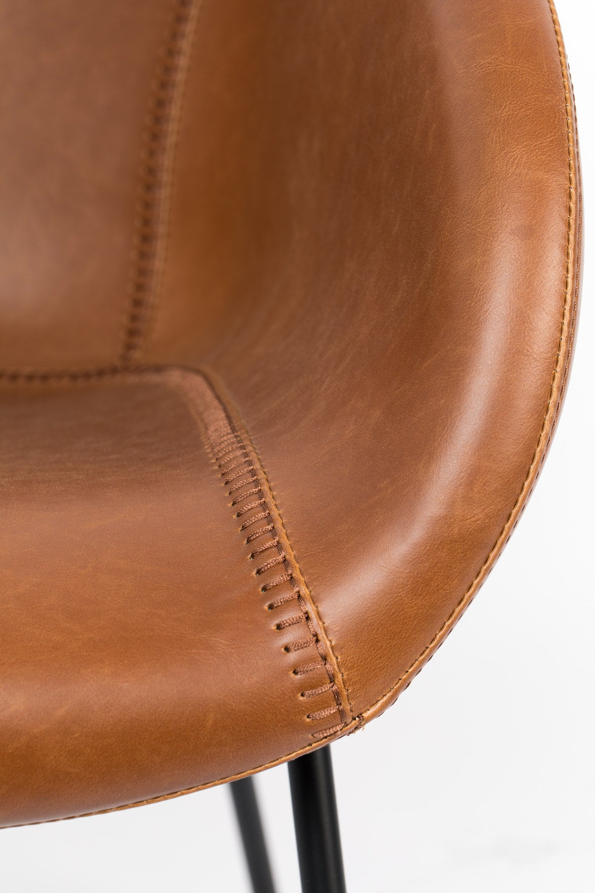 Lounge Sessel Feston in Braun präsentiert im Onlineshop von KAQTU Design AG. Sessel mit Armlehnen ist von Zuiver