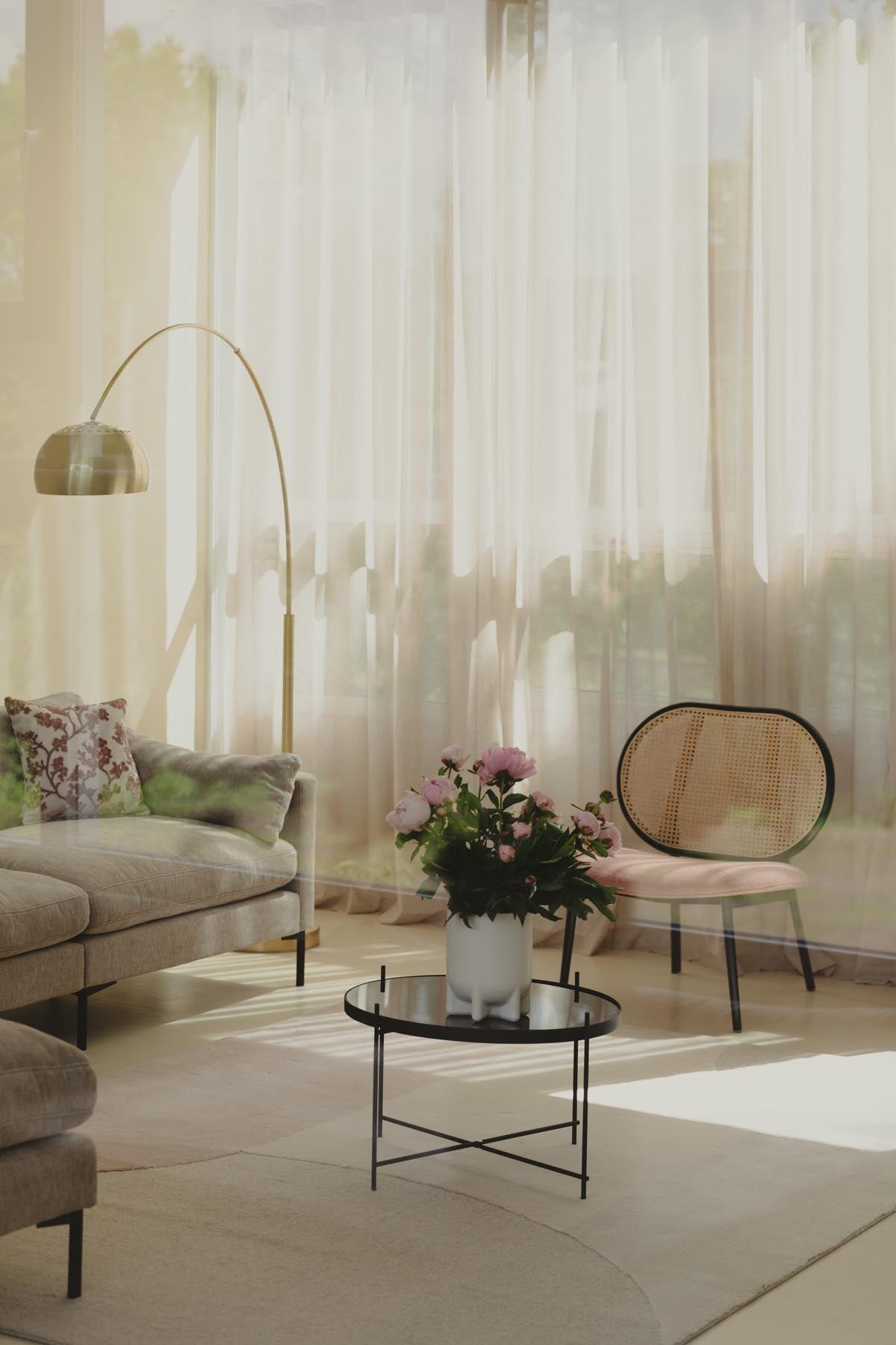 Lounge Sessel Spike in Natur/Pink präsentiert im Onlineshop von KAQTU Design AG. Sessel ist von Zuiver