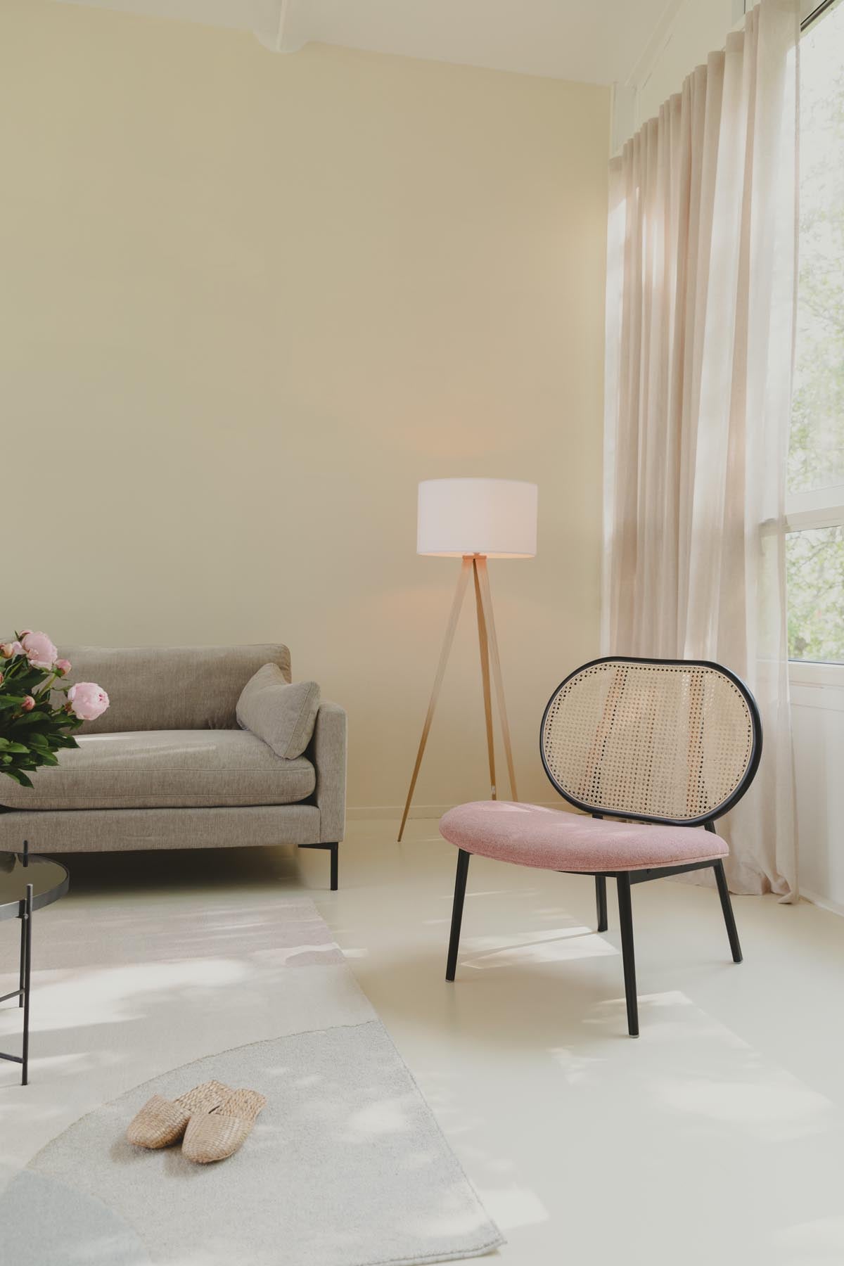 Lounge Sessel Spike in Natur/Pink präsentiert im Onlineshop von KAQTU Design AG. Sessel ist von Zuiver