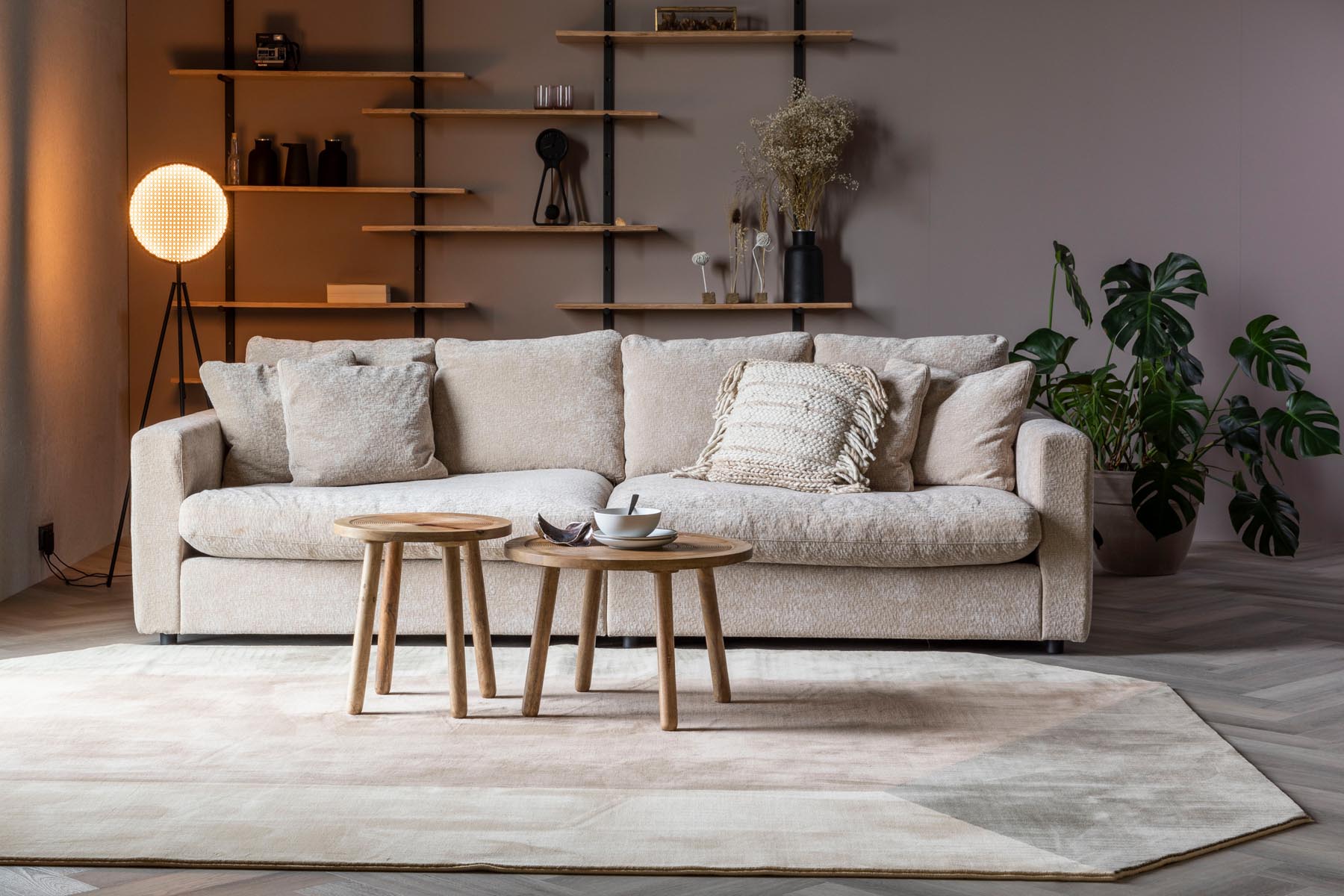 Elegantes 3-Sitzer Sofa Sense von Zuiver, das durch sein zeitloses Design und die gemütliche Polsterung ideal für stilvolle Wohnräume ist.