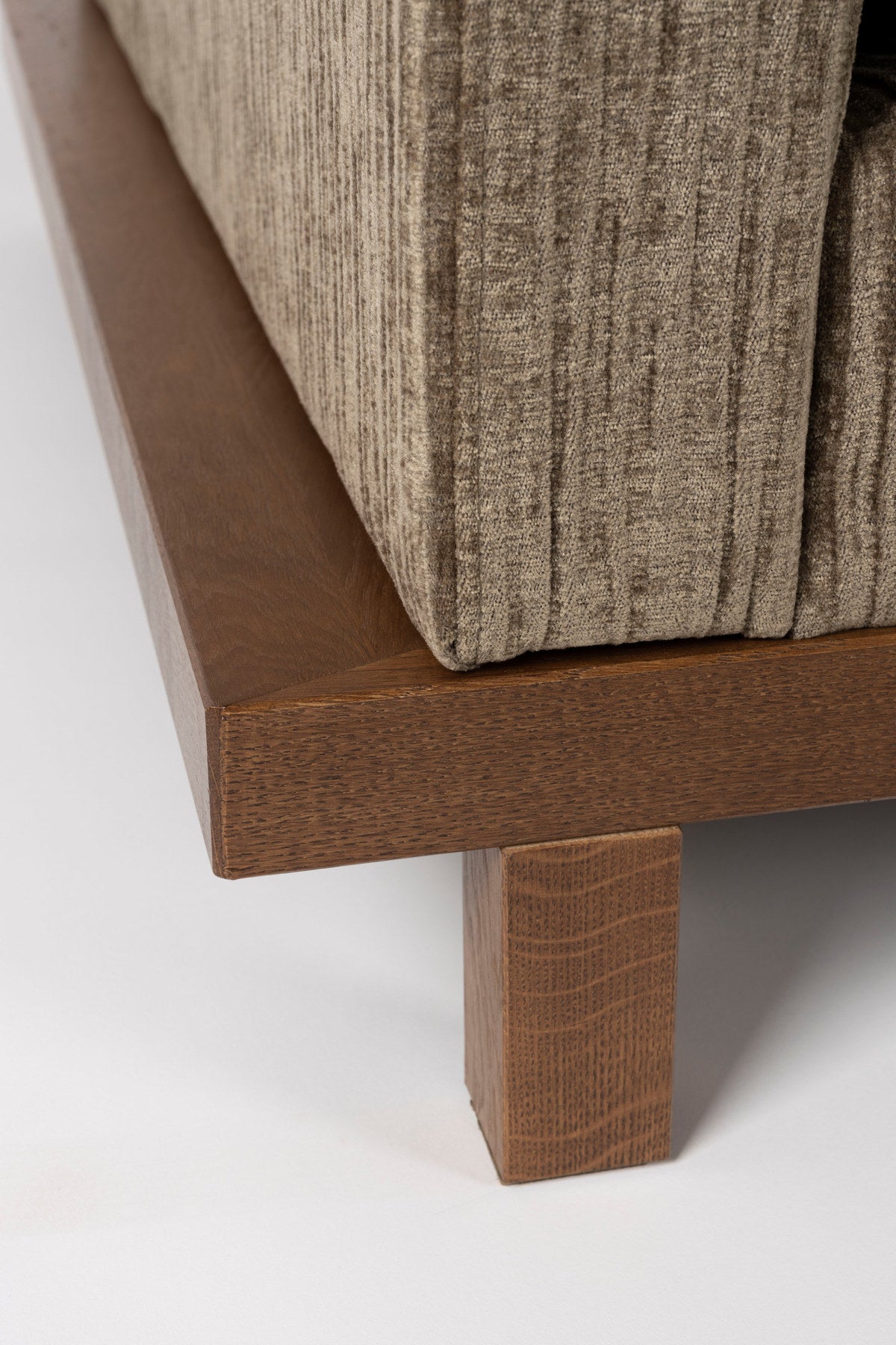 Sofa Blossom 3-Sitzer in Braun präsentiert im Onlineshop von KAQTU Design AG. 3er Sofa ist von Zuiver
