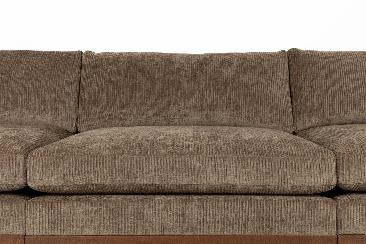 Sofa Blossom 4.5-Sitzer in Braun präsentiert im Onlineshop von KAQTU Design AG. 4er Sofa ist von Zuiver