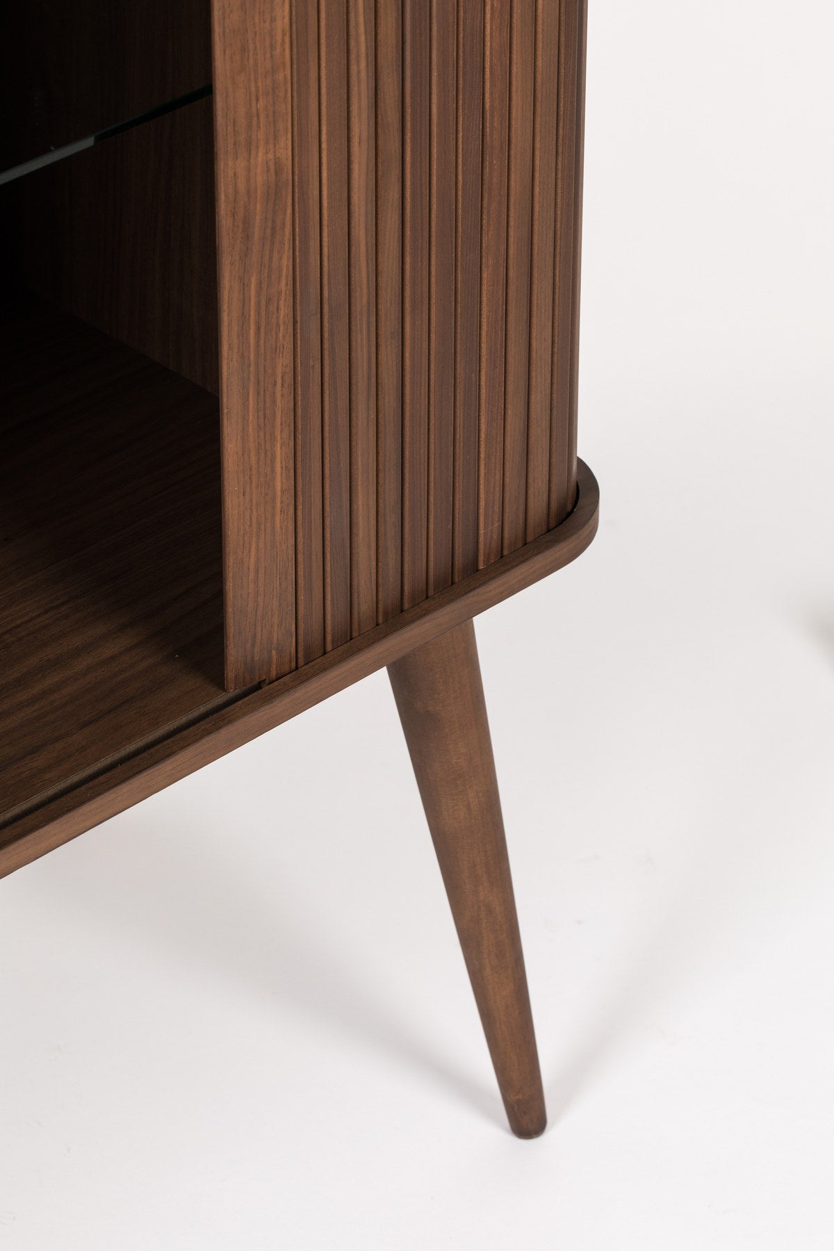 Sideboard Barbier in Walnuss präsentiert im Onlineshop von KAQTU Design AG. High-Sideboard ist von Zuiver