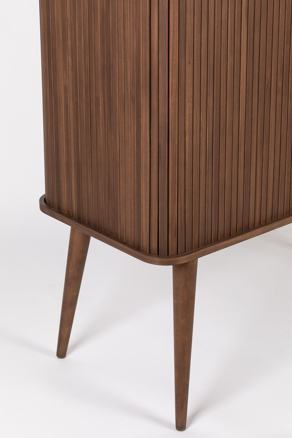 Sideboard Barbier von Zuiver mit Holzfurnier, Lamellen-Schiebetüren und Beinen