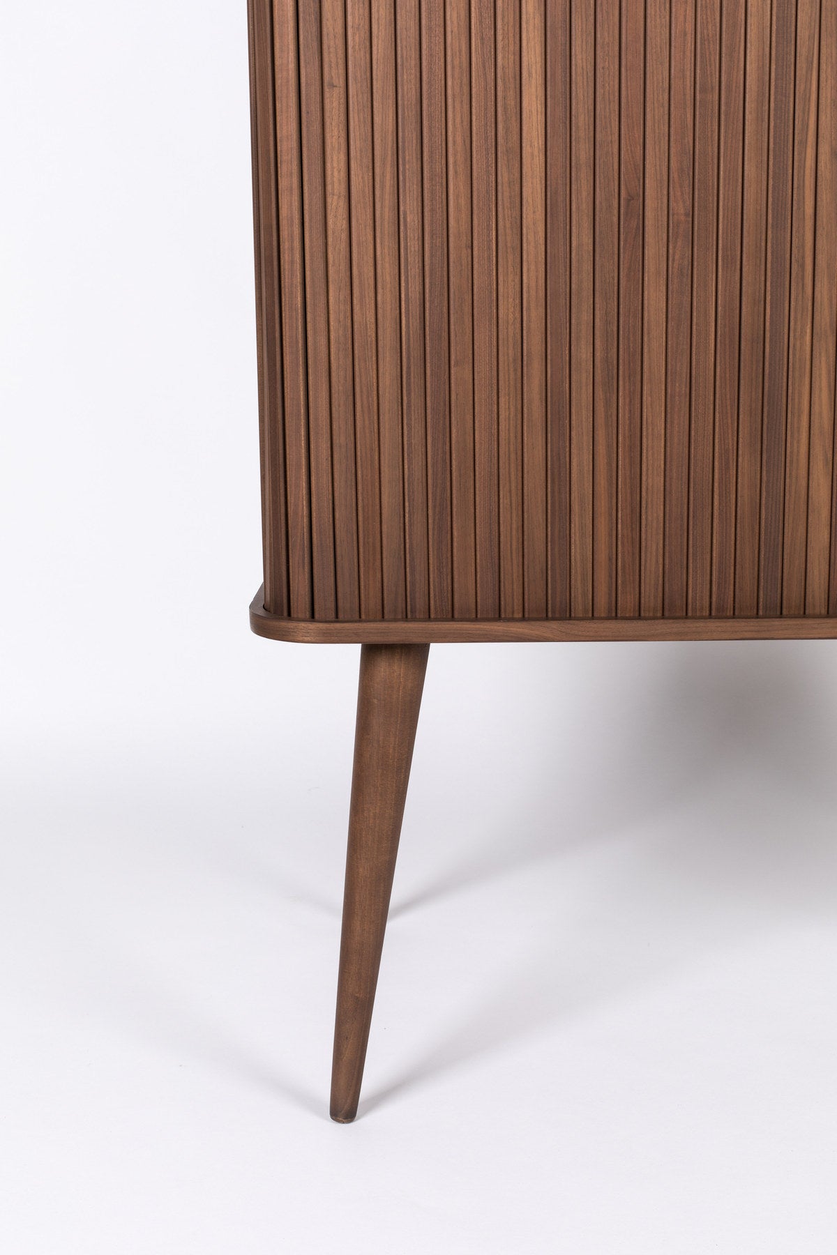 Sideboard Barbier in Walnuss präsentiert im Onlineshop von KAQTU Design AG. High-Sideboard ist von Zuiver