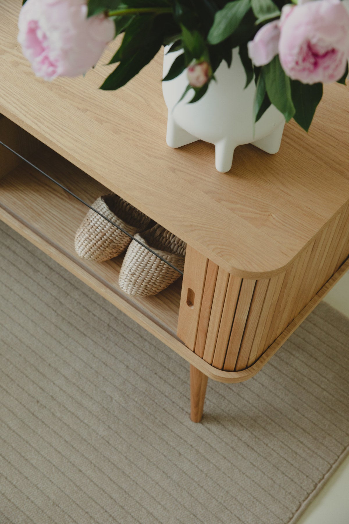 Sideboard Barbier von Zuiver mit Holzfurnier, Lamellen-Schiebetüren und Beinen