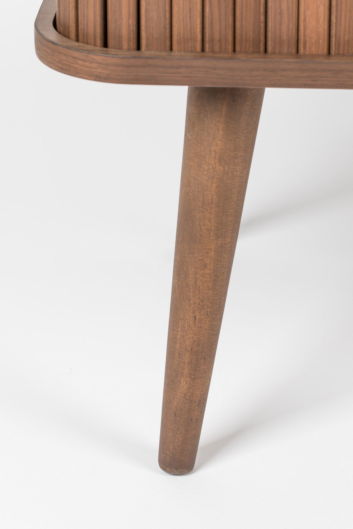 Sideboard Barbier von Zuiver mit Holzfurnier, Lamellen-Schiebetüren und Beinen