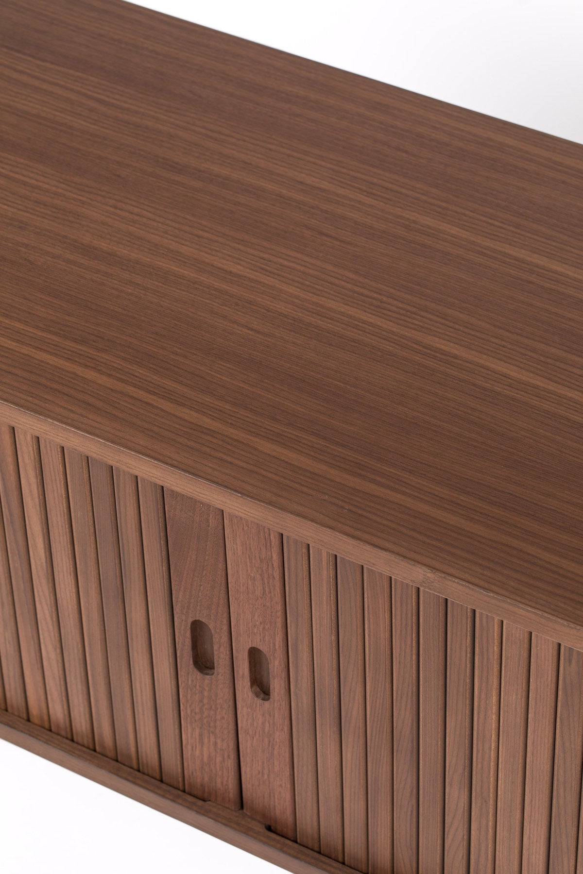 Sideboard Barbier von Zuiver mit Holzfurnier, Lamellen-Schiebetüren und Beinen