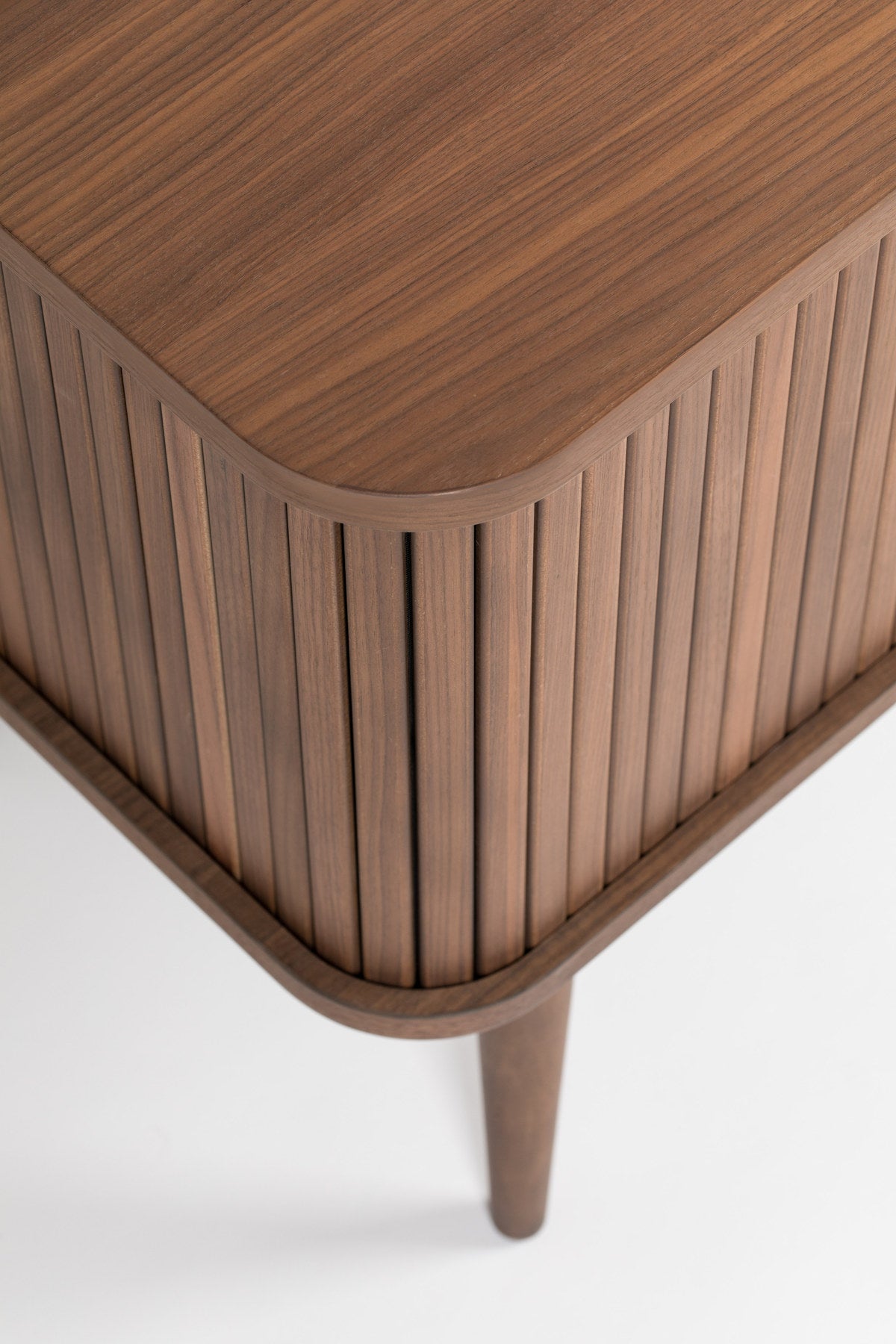Sideboard Barbier in Walnuss präsentiert im Onlineshop von KAQTU Design AG. High-Sideboard ist von Zuiver