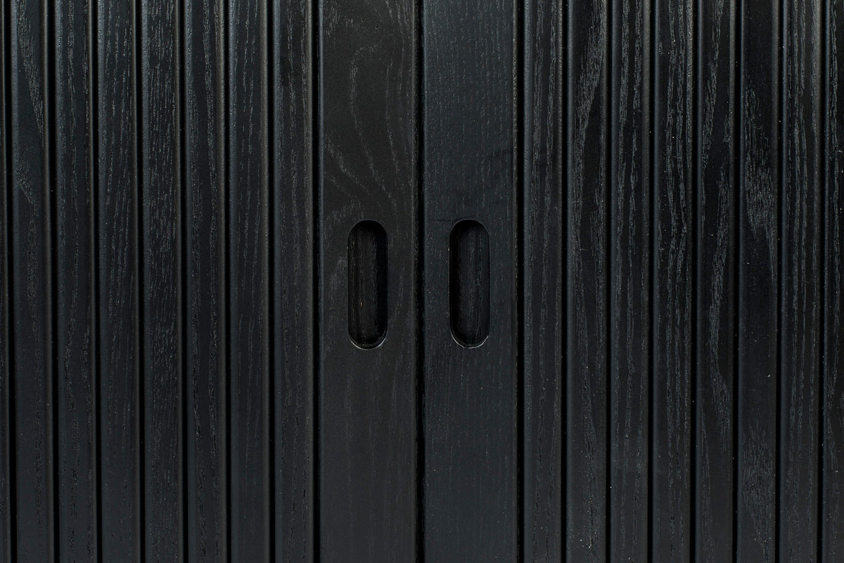 Sideboard Barbier von Zuiver mit Holzfurnier, Lamellen-Schiebetüren und Beinen