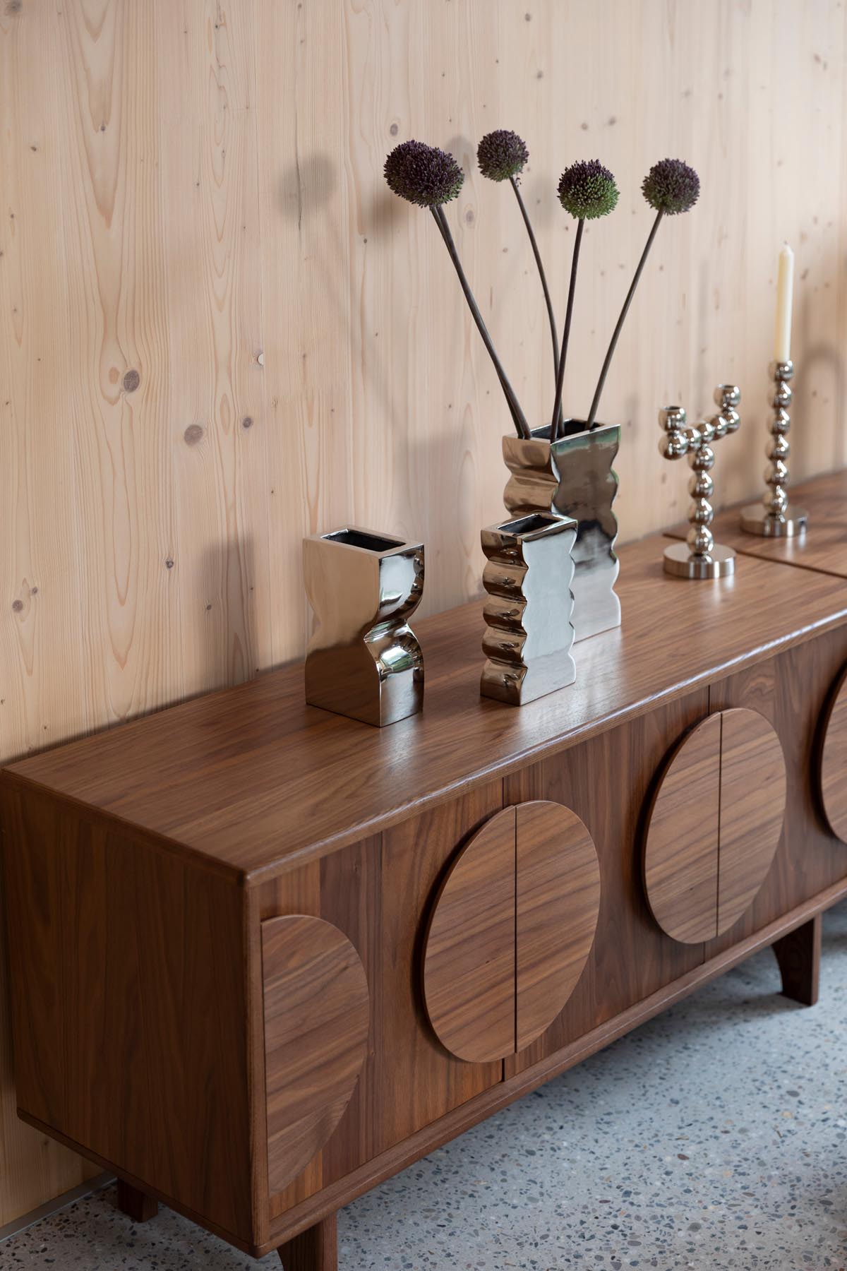 Sideboard Groove 3 Doors in Walnut präsentiert im Onlineshop von KAQTU Design AG. Sideboard ist von Zuiver