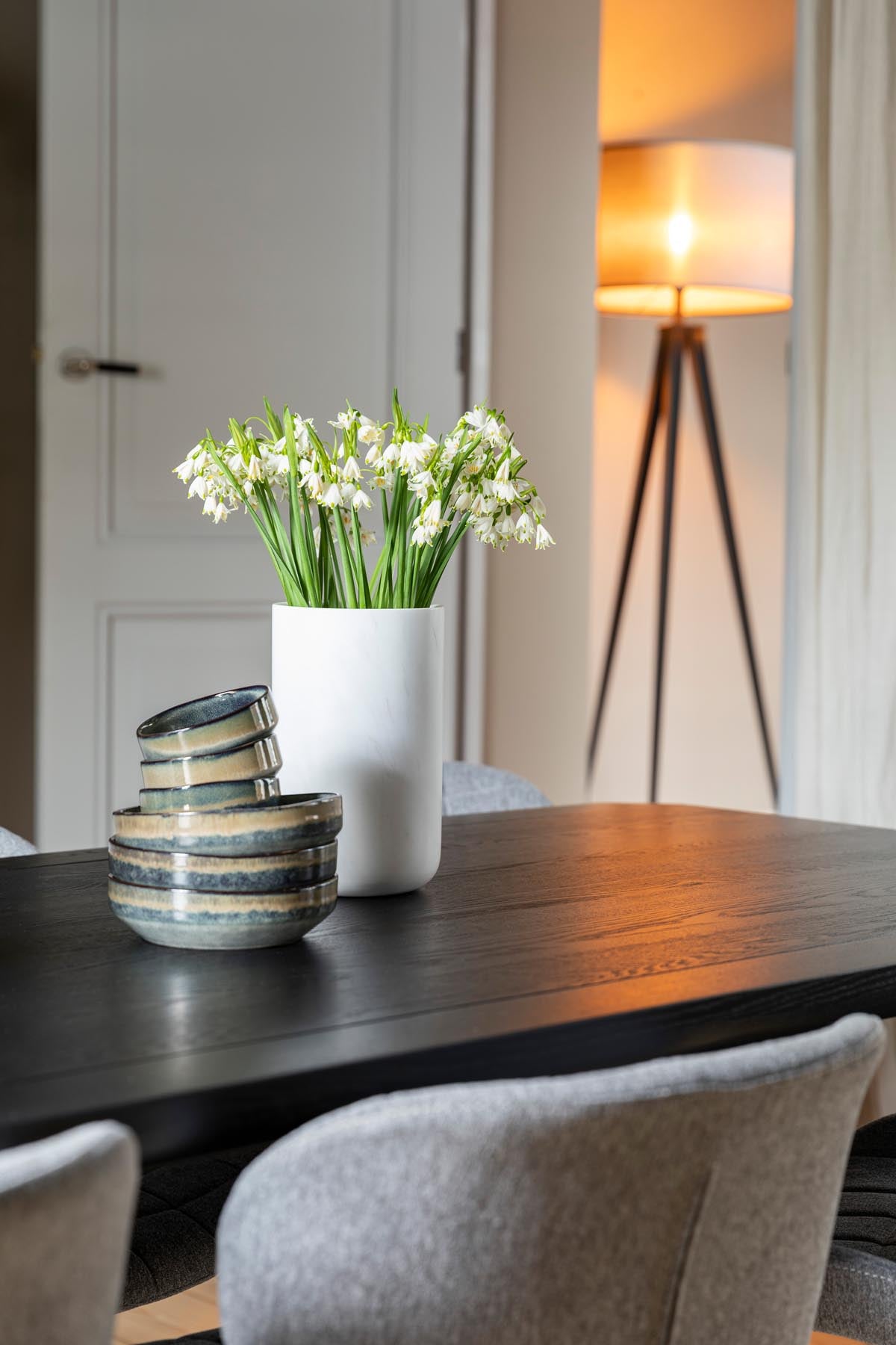 Stehleuchte Tripod in Grau präsentiert im Onlineshop von KAQTU Design AG. Stehleuchte ist von Zuiver
