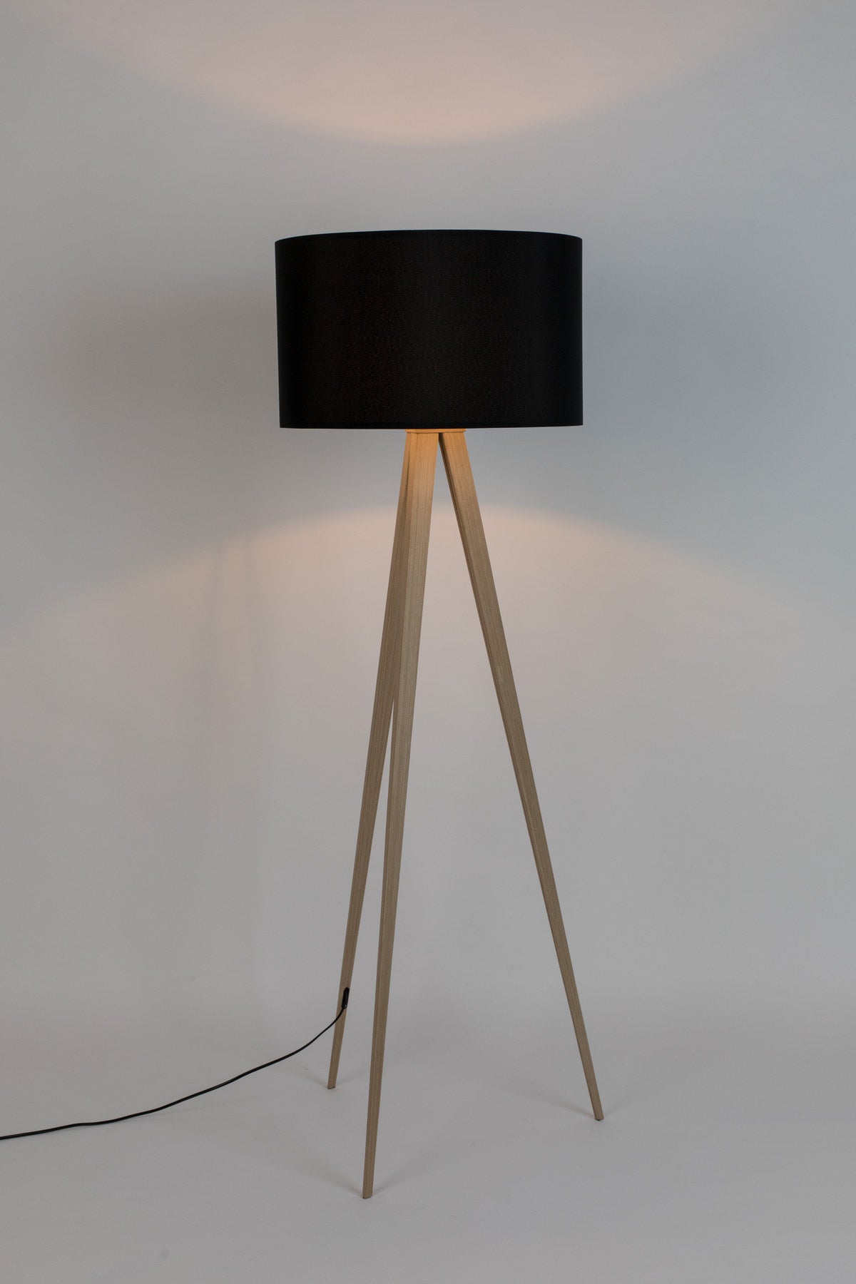 Stehleuchte Tripod in Schwarz/Natur präsentiert im Onlineshop von KAQTU Design AG. Stehleuchte ist von Zuiver