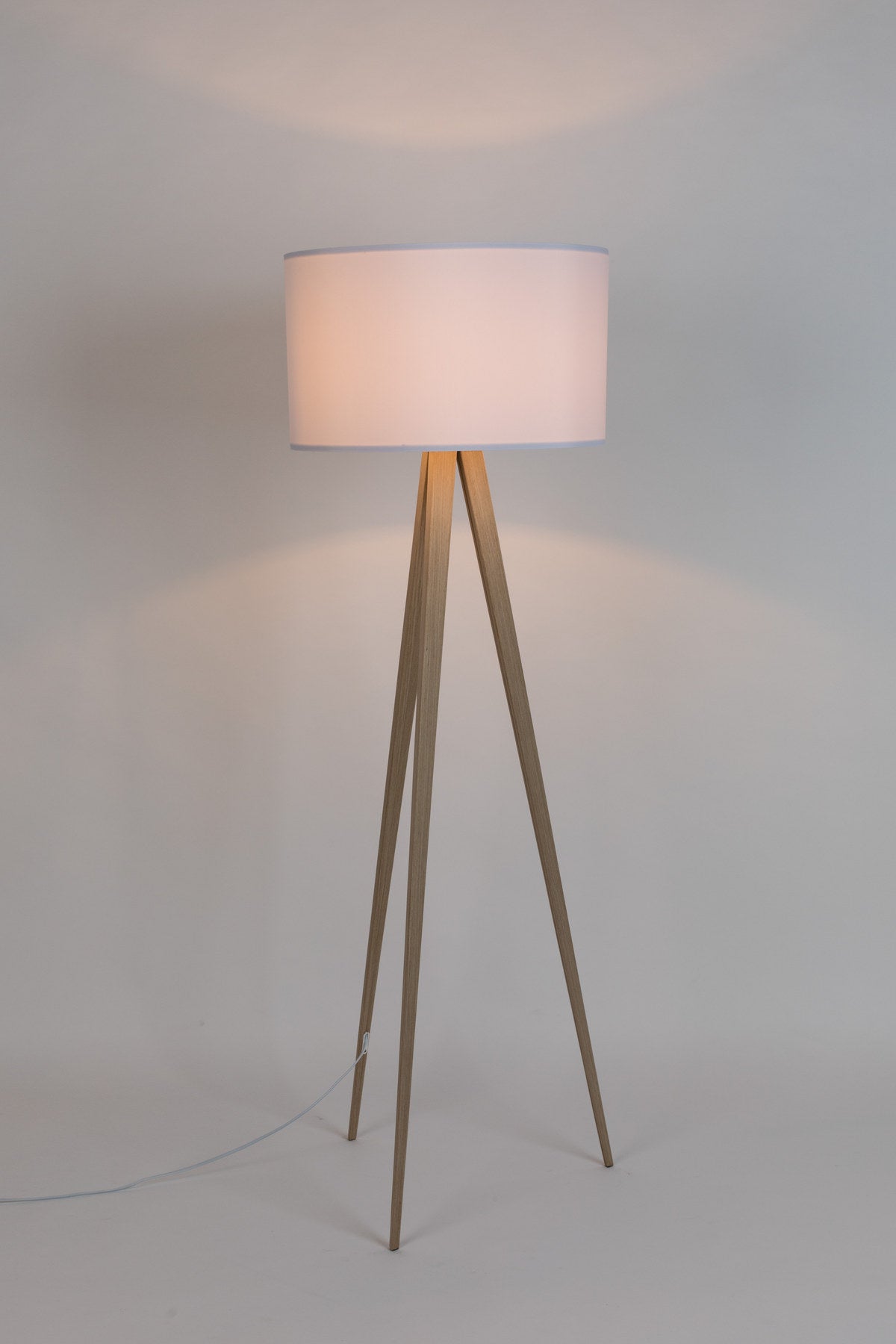 Stehleuchte Tripod in Weiss präsentiert im Onlineshop von KAQTU Design AG. Stehleuchte ist von Zuiver