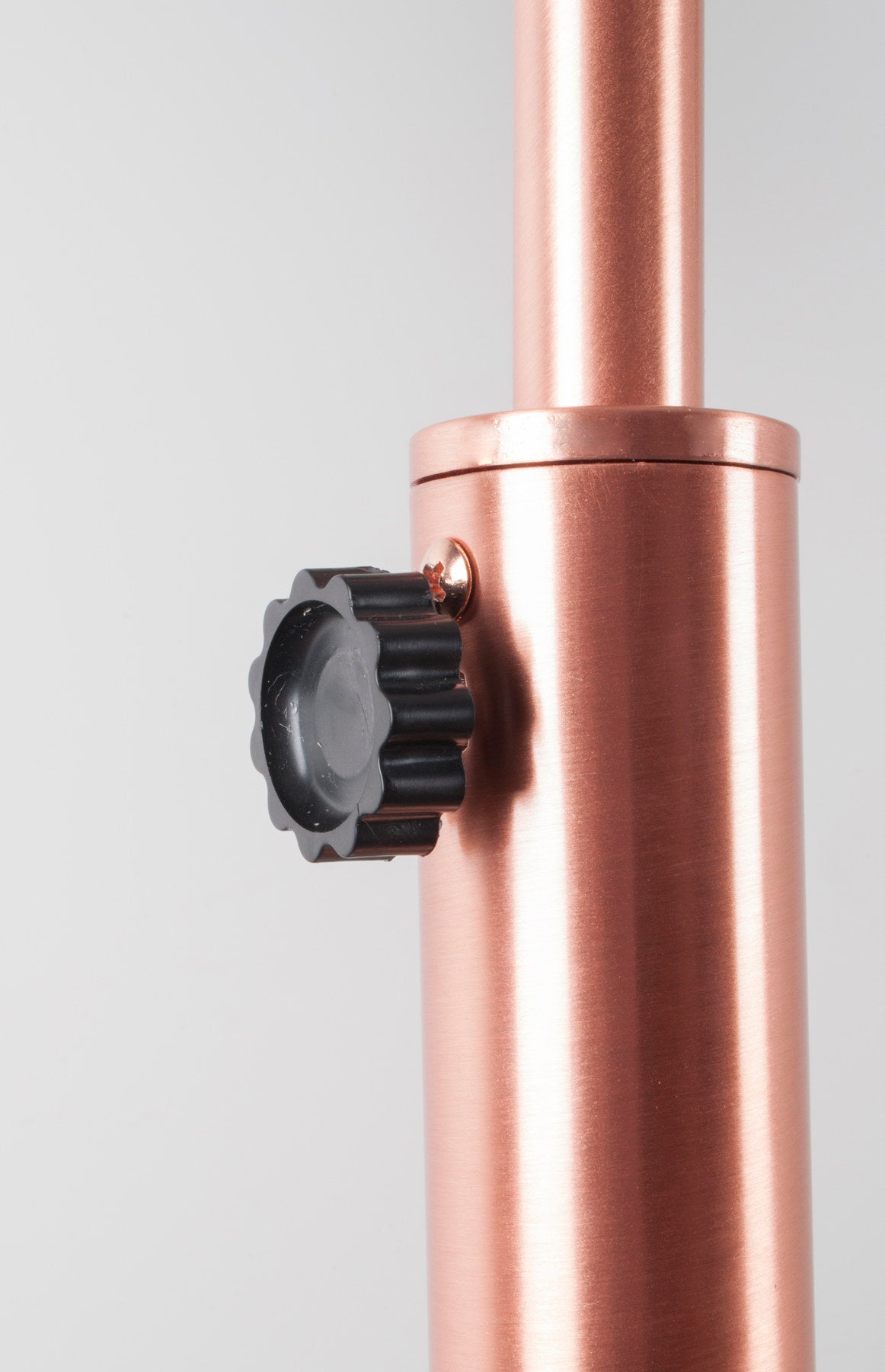 Stehleuchte Metal Bow in Kupfer präsentiert im Onlineshop von KAQTU Design AG. Stehleuchte ist von Zuiver