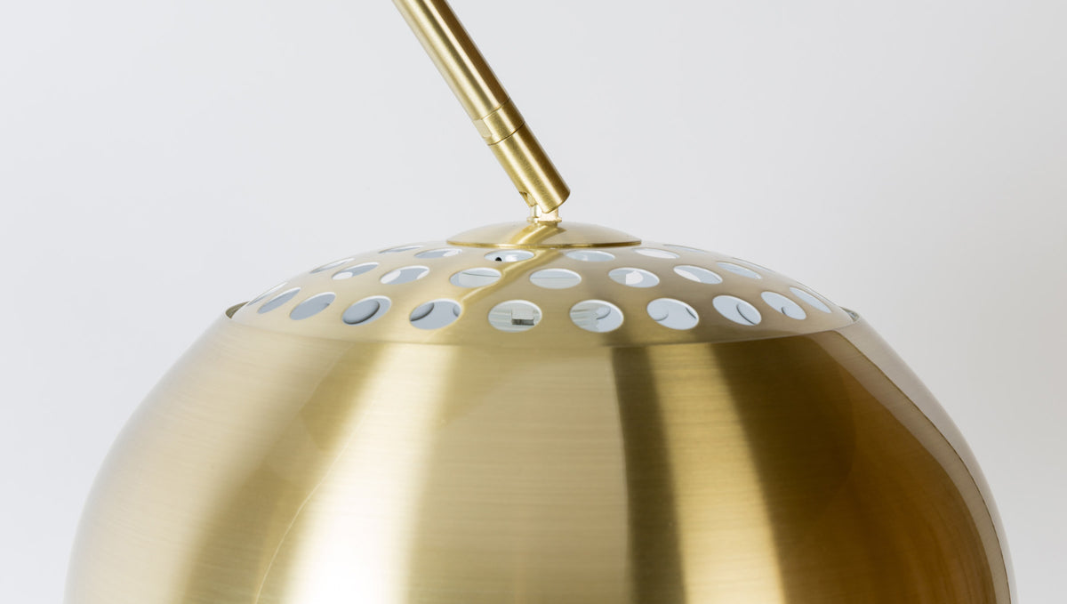 Stehleuchte Metal Bow in Gold präsentiert im Onlineshop von KAQTU Design AG. Stehleuchte ist von Zuiver