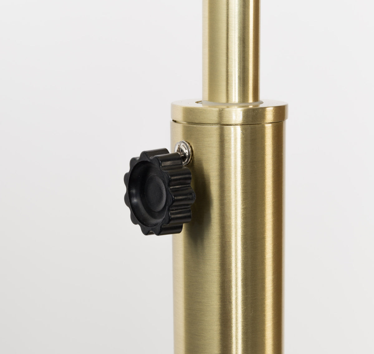 Stehleuchte Metal Bow in Gold präsentiert im Onlineshop von KAQTU Design AG. Stehleuchte ist von Zuiver