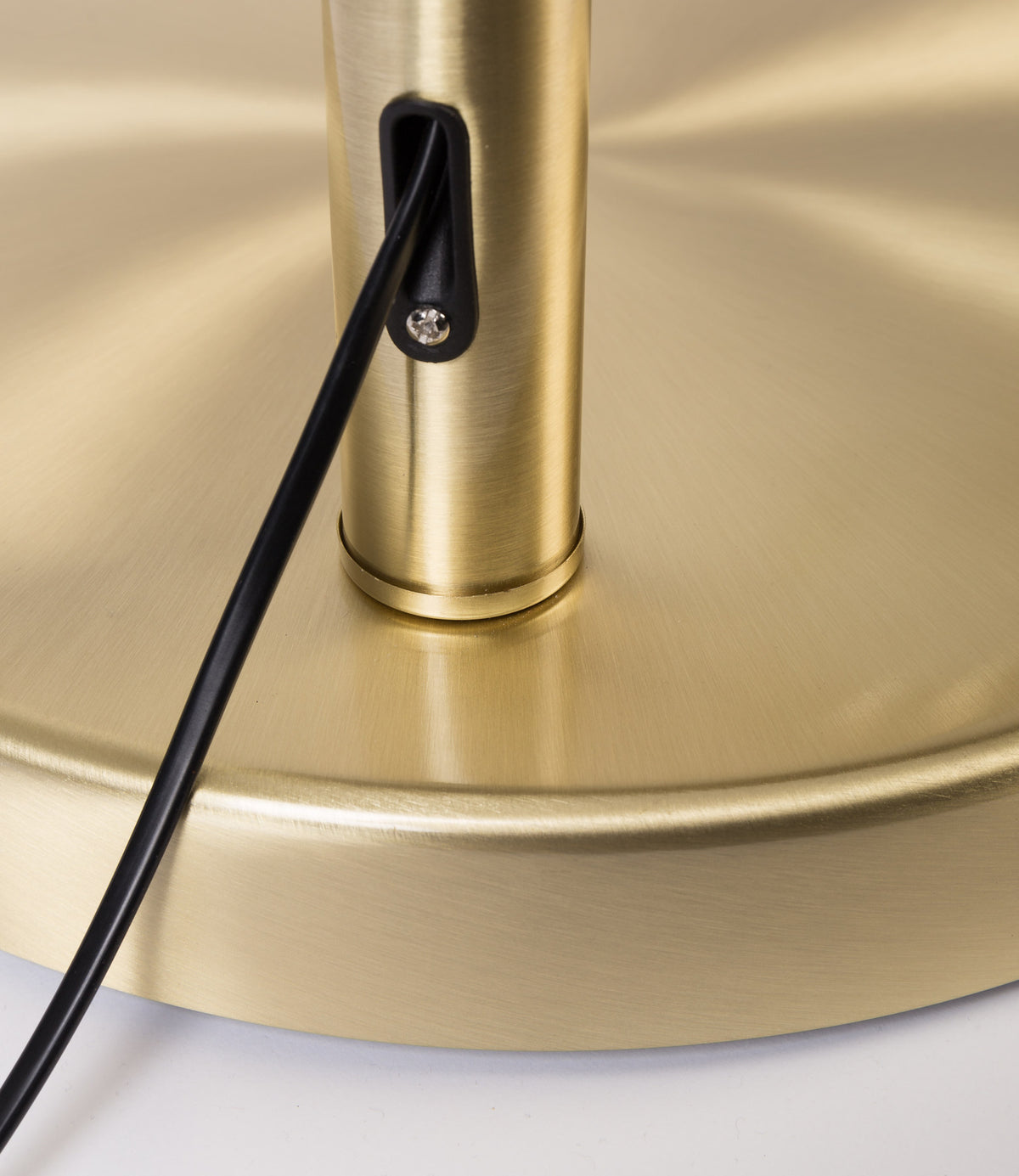 Stehleuchte Metal Bow in Gold präsentiert im Onlineshop von KAQTU Design AG. Stehleuchte ist von Zuiver