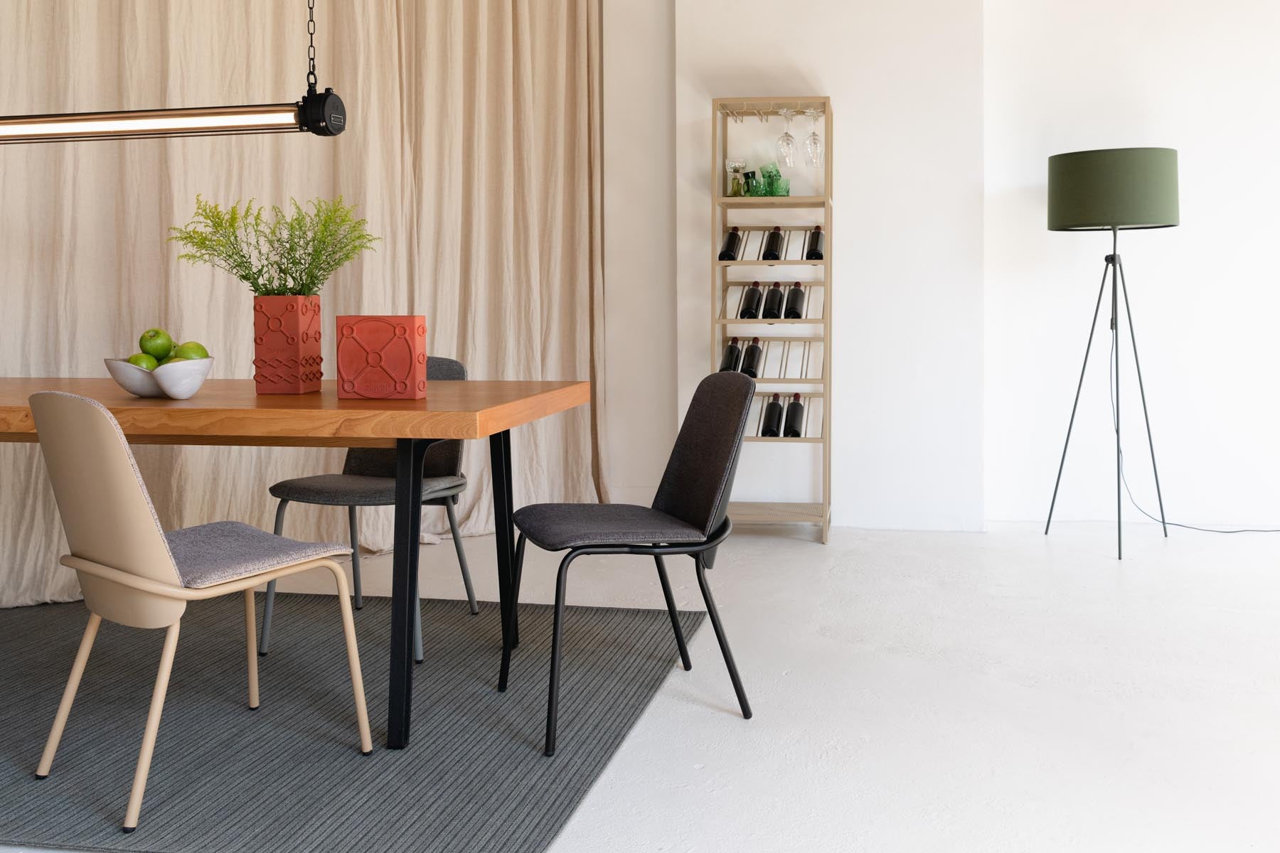 Stehleuchte Lesley in Grün präsentiert im Onlineshop von KAQTU Design AG. Stehleuchte ist von Zuiver