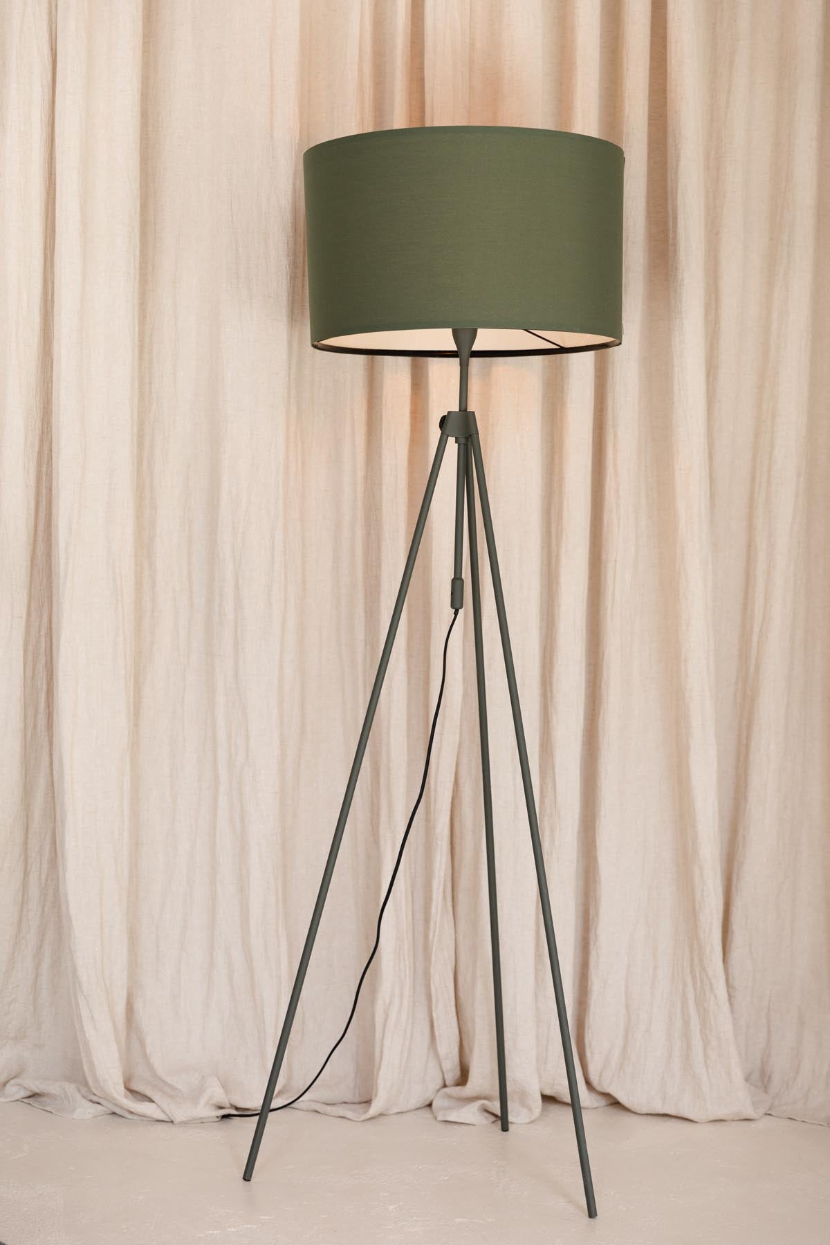 Stehleuchte Lesley in Grün präsentiert im Onlineshop von KAQTU Design AG. Stehleuchte ist von Zuiver
