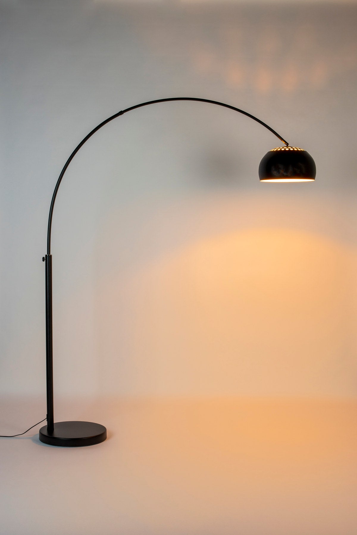 Stehleuchte Metal Bow in Schwarz präsentiert im Onlineshop von KAQTU Design AG. Stehleuchte ist von Zuiver