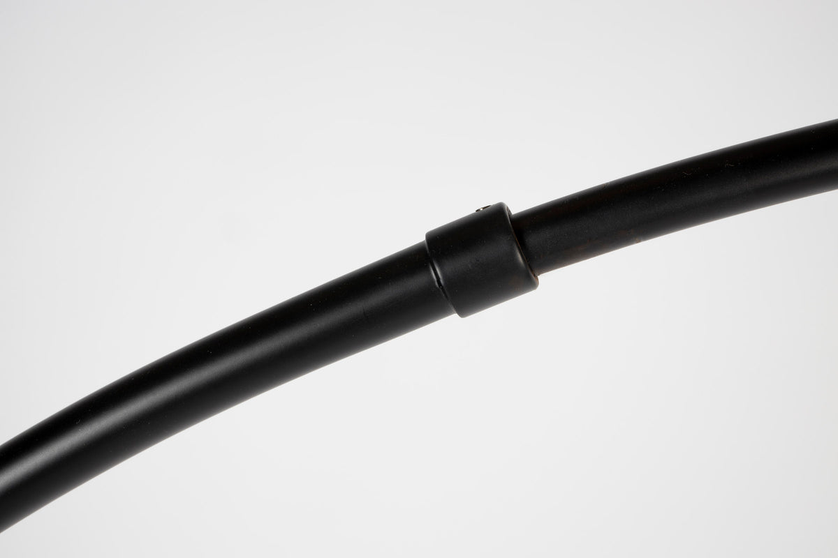 Stehleuchte Metal Bow in Schwarz präsentiert im Onlineshop von KAQTU Design AG. Stehleuchte ist von Zuiver