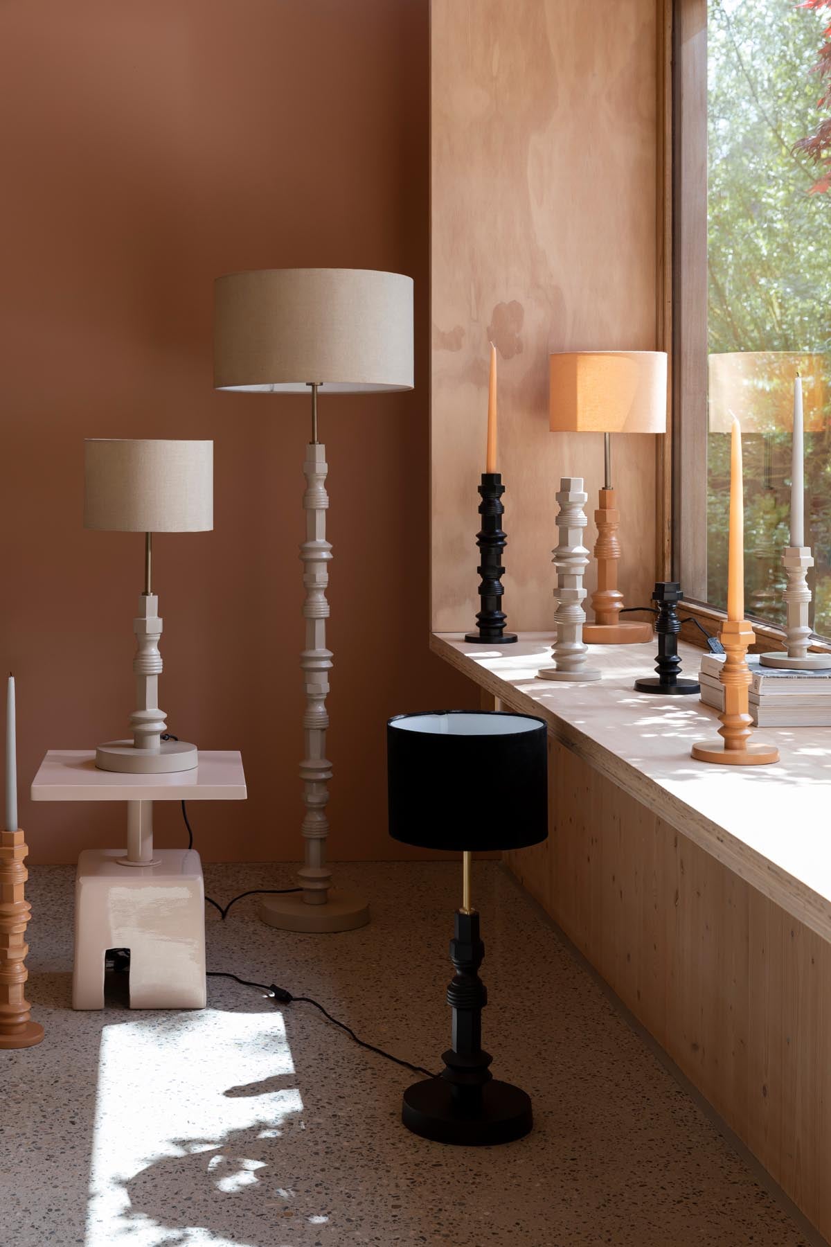 Stehleuchte Totem in beige präsentiert im Onlineshop von KAQTU Design AG. Stehleuchte ist von Zuiver